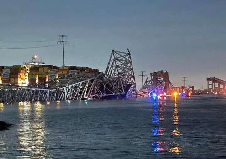 EUA: ponte em Baltimore desaba após colisão de navio, vários carros caíram para o rio e há 20 desaparecidos [com vídeo]