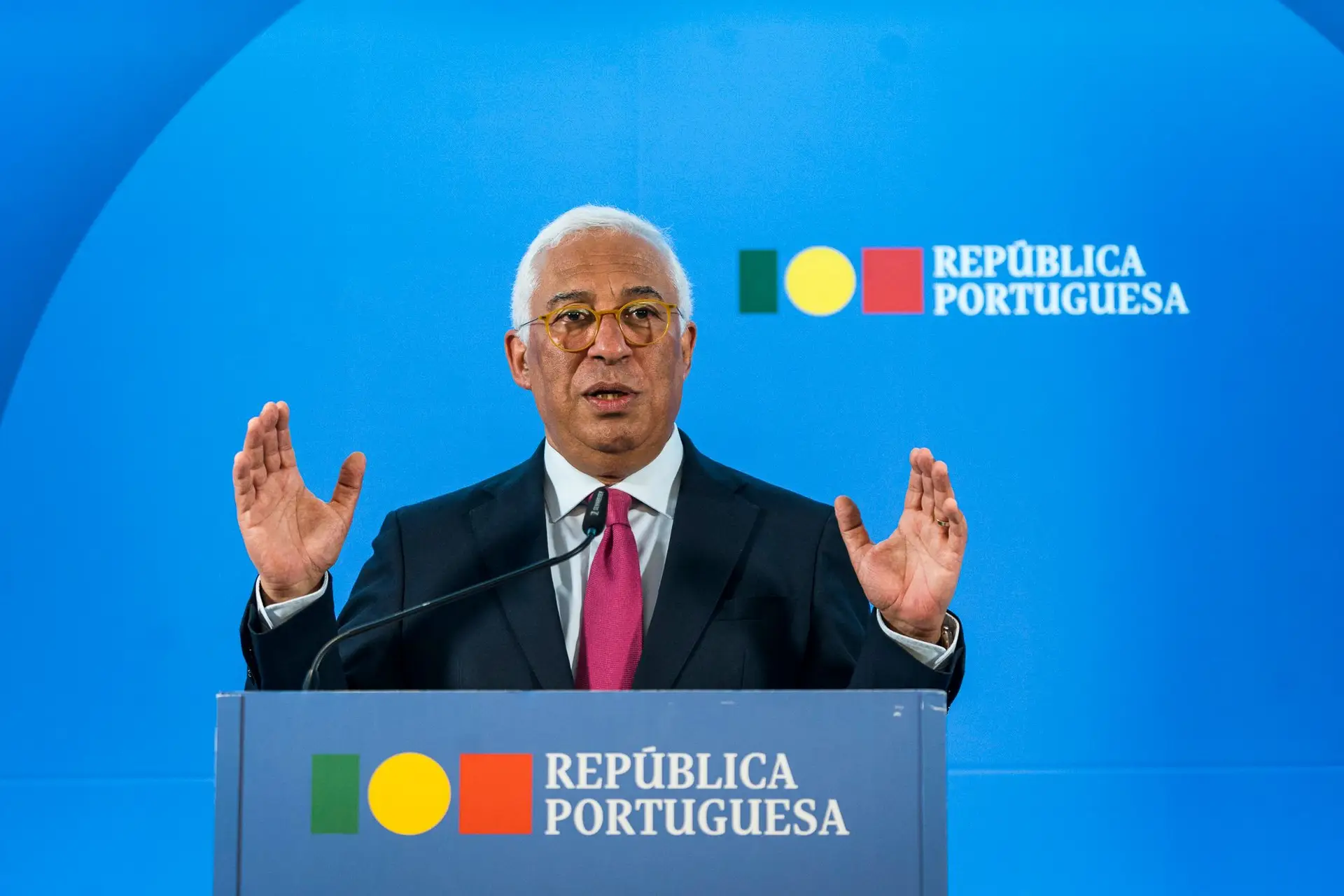 Dois ex-primeiros ministros, duas posições: MP quis Sócrates investigado pelo Supremo e mandou processo de Costa para DCIAP