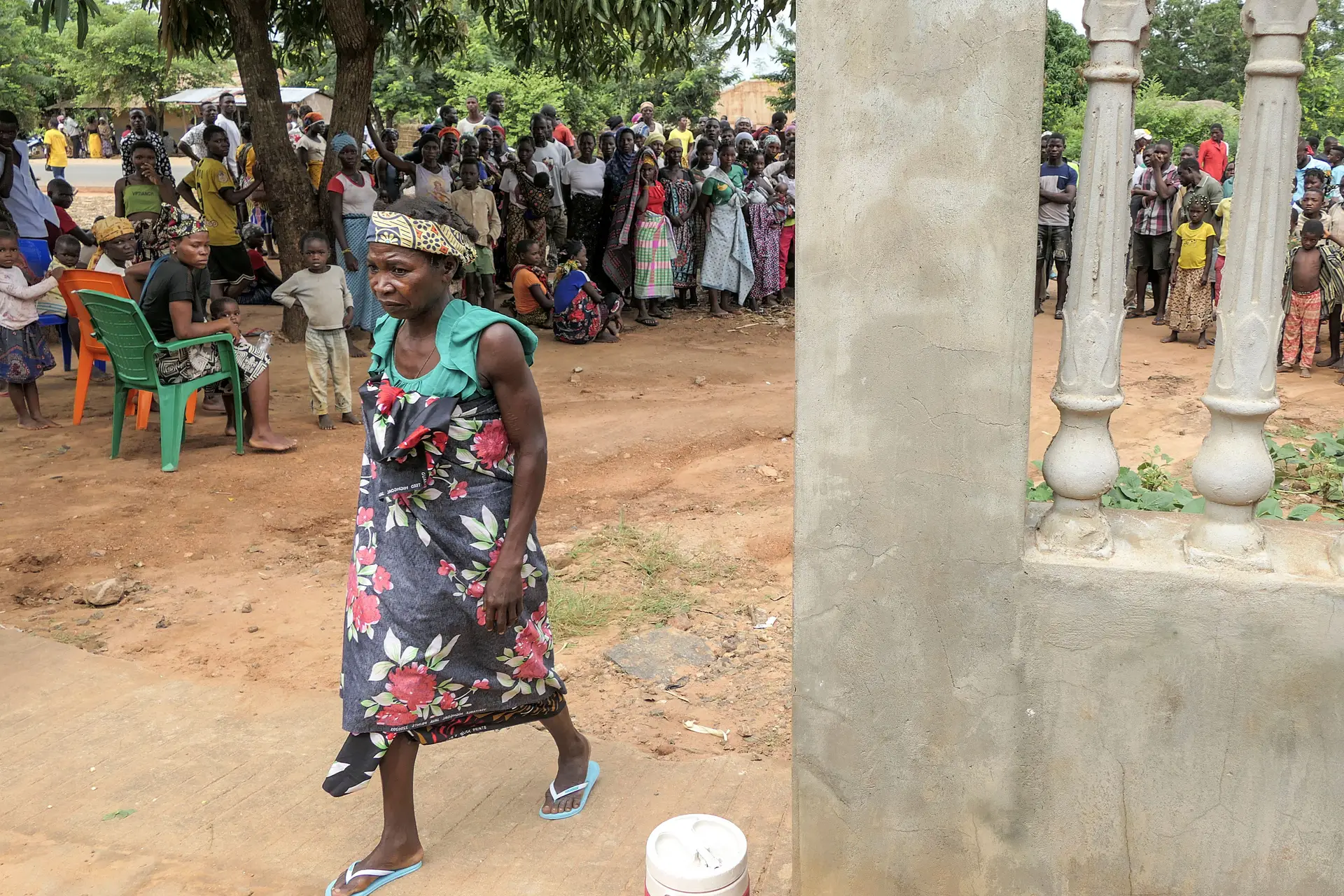 Ataques terroristas levaram esta mulher a fugir da aldeia de Mmala e a buscar refúgio em Chiúre, no norte de Moçambique
