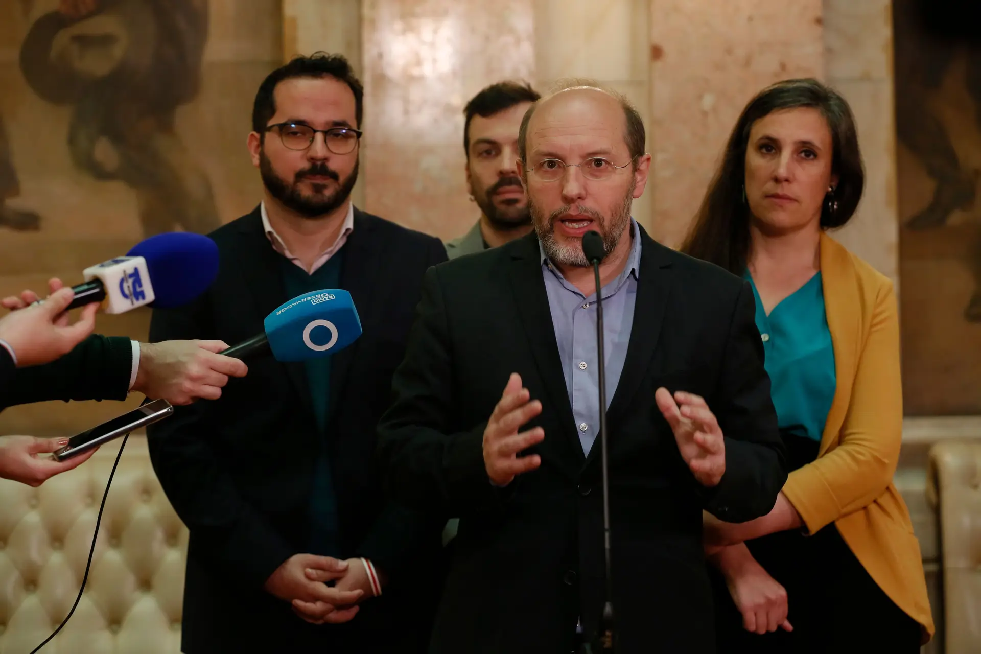 Rui Tavares e restantes deputados do LIVRE falam a comunicação sosial.