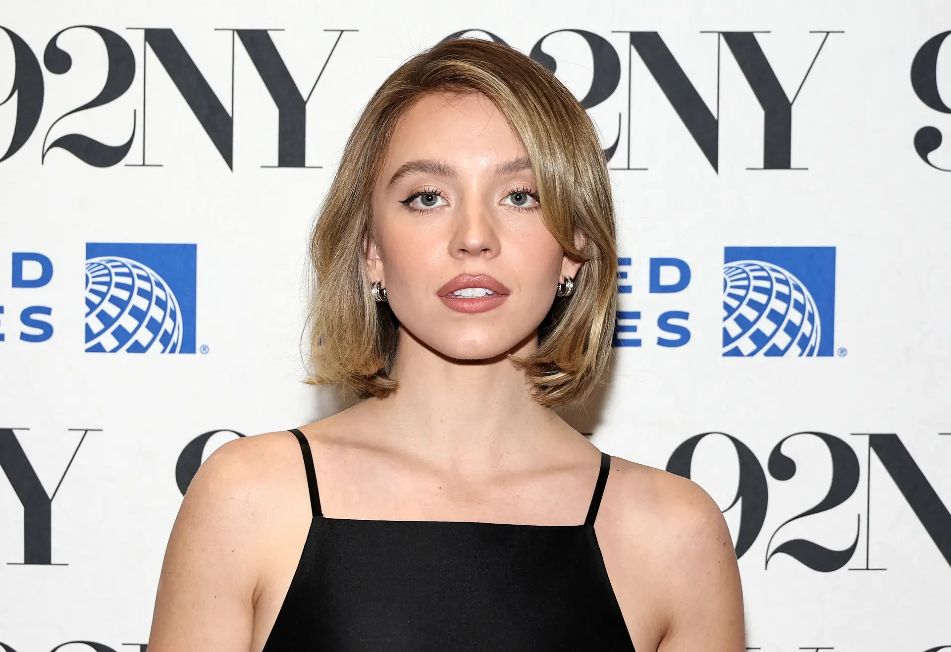 Sydney Sweeney garante que nunca bebeu café e só precisa de dormir duas horas por dia