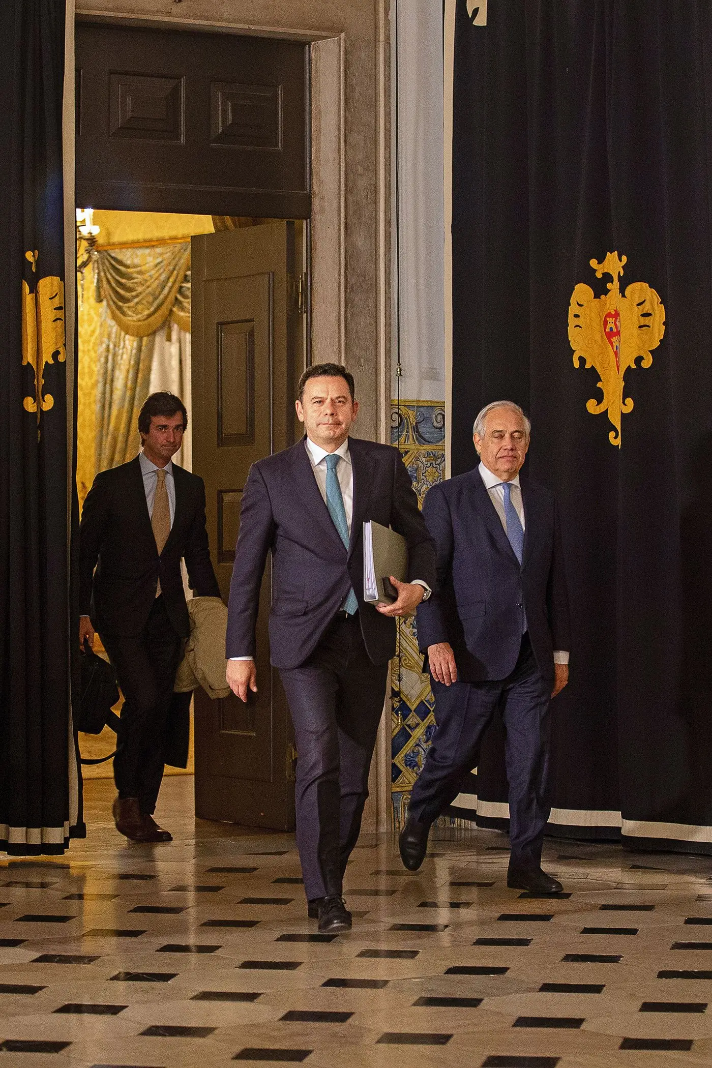 Luís Montenegro foi entregar a lista de ministros a Belém esta quinta-feira