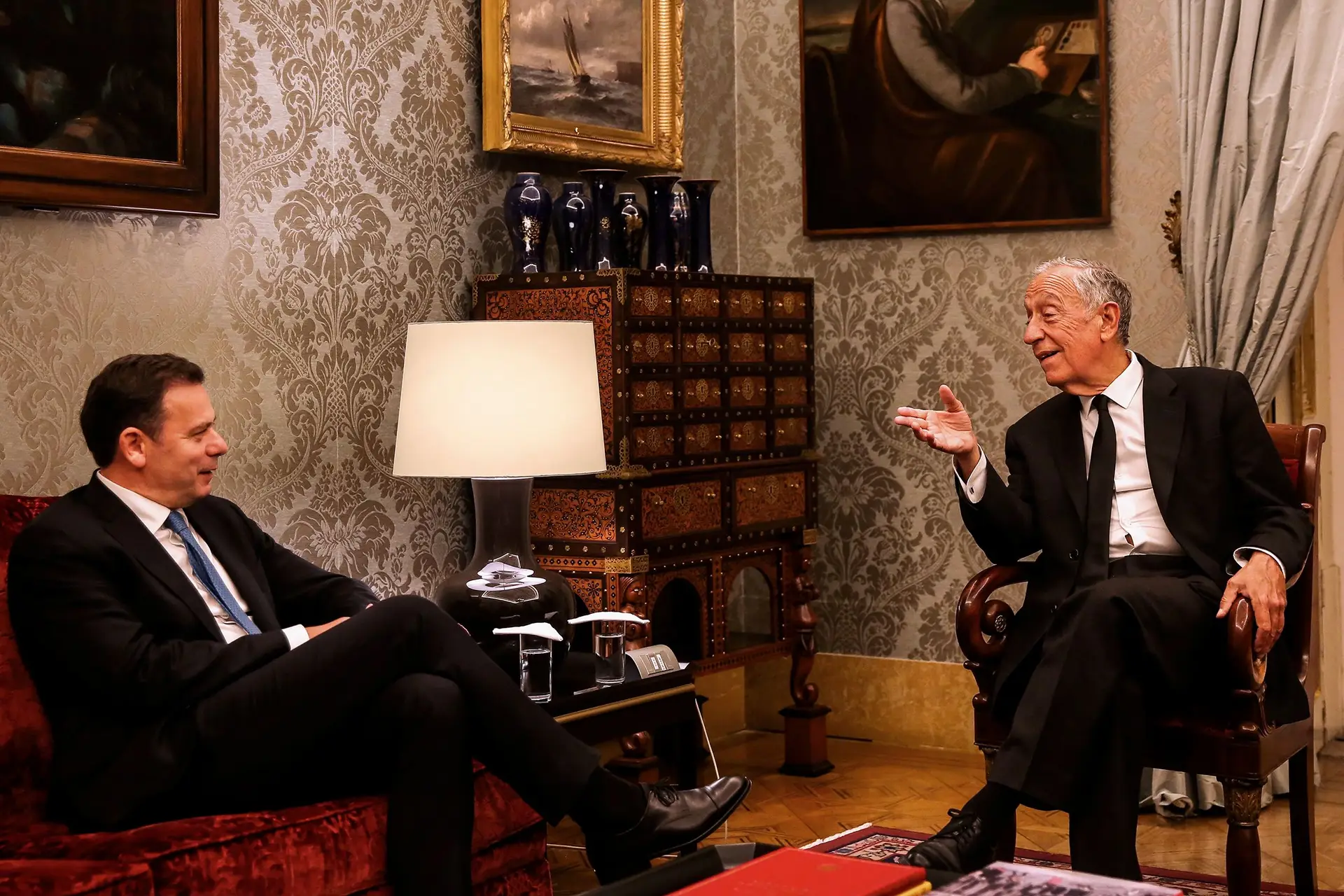 Luís Montenegro e Marcelo Rebelo de Sousa no Palácio de Belém: as reuniões semanais de quinta-feira vão começar, só não se sabe por quanto tempo