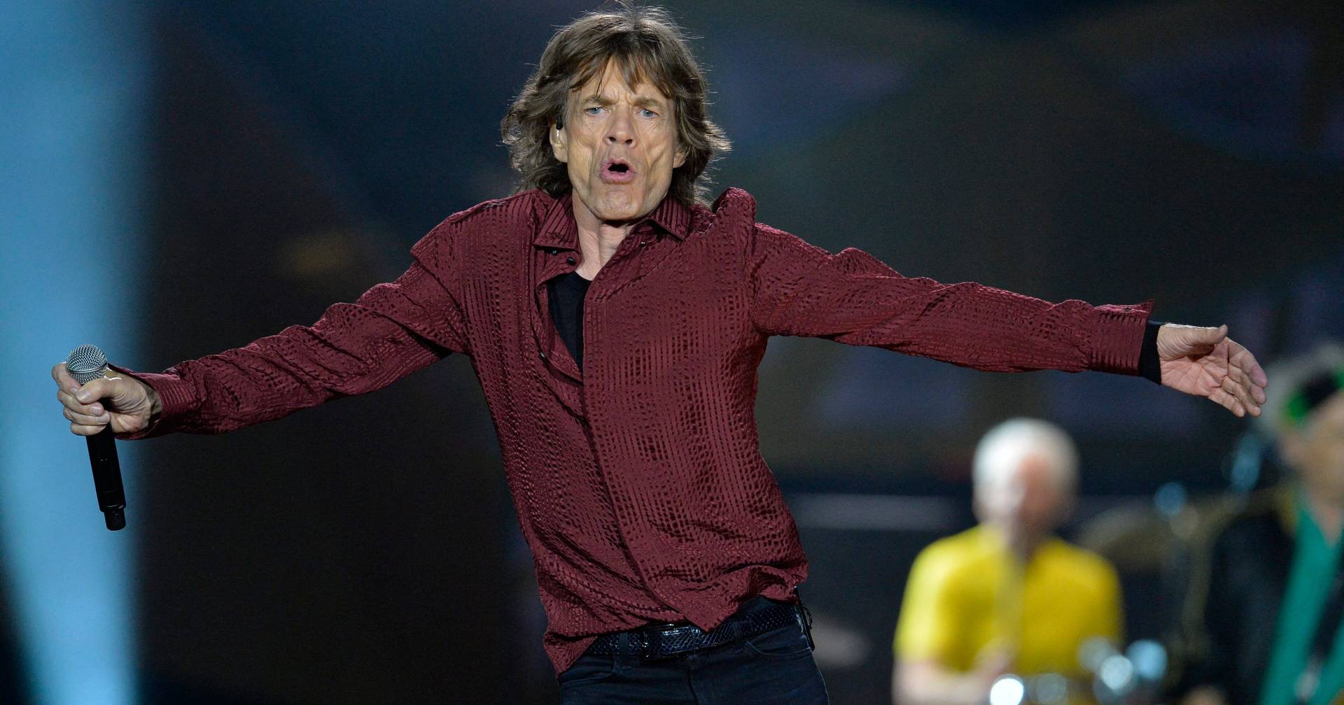 O incrível vídeo de Mick Jagger num bar a dançar ao som de ‘Moves Like ...