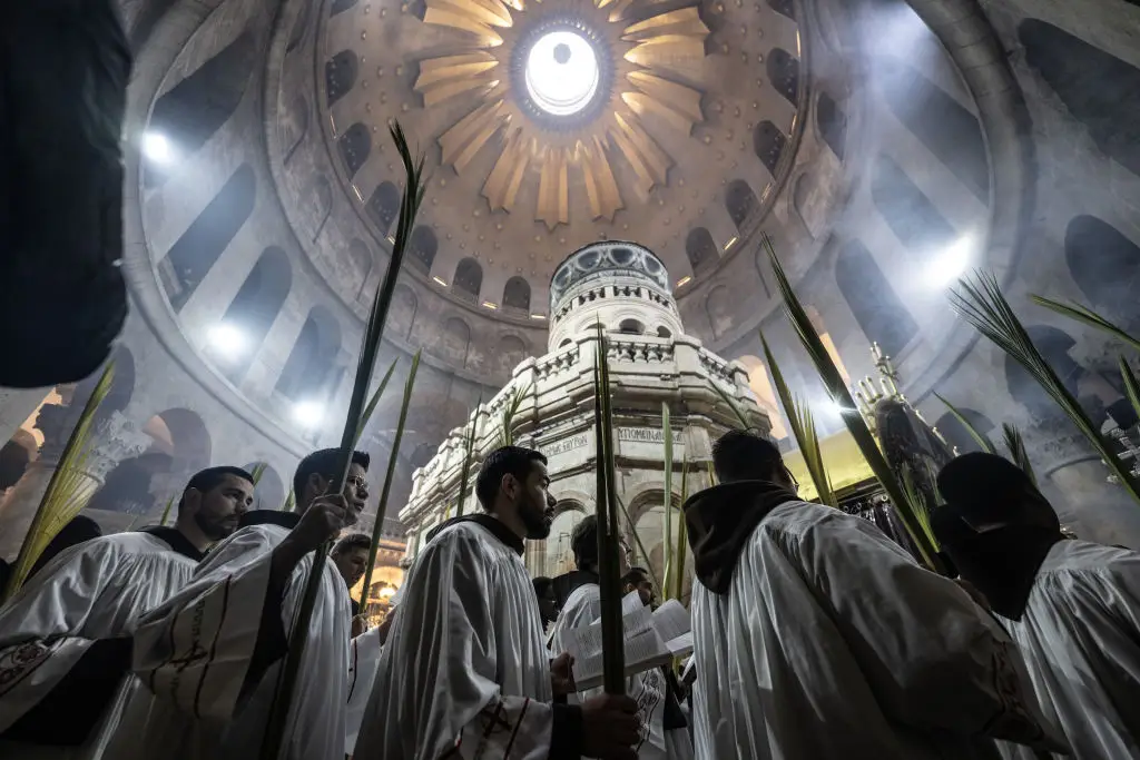 Procissão de Domingo de Ramos, junto à Edícula, que abriga o túmulo de Jesus, no interior da Basílica do Santo Sepulcro, em Jerusalém