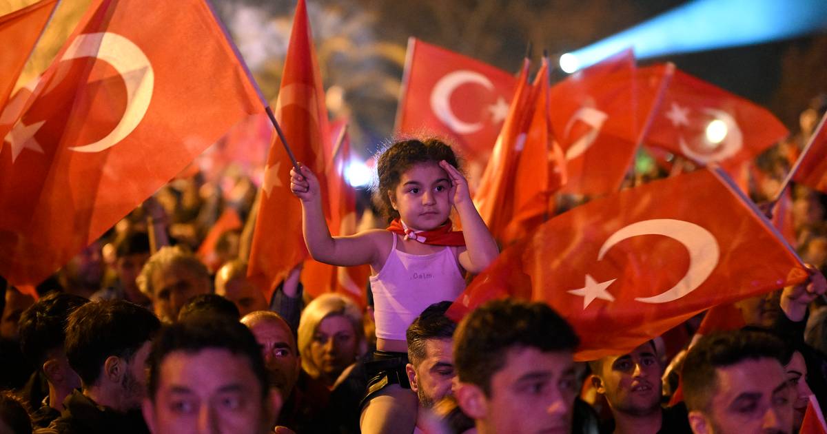 Cartão vermelho a Erdogan: oposição turca consegue vitória histórica nas autárquicas