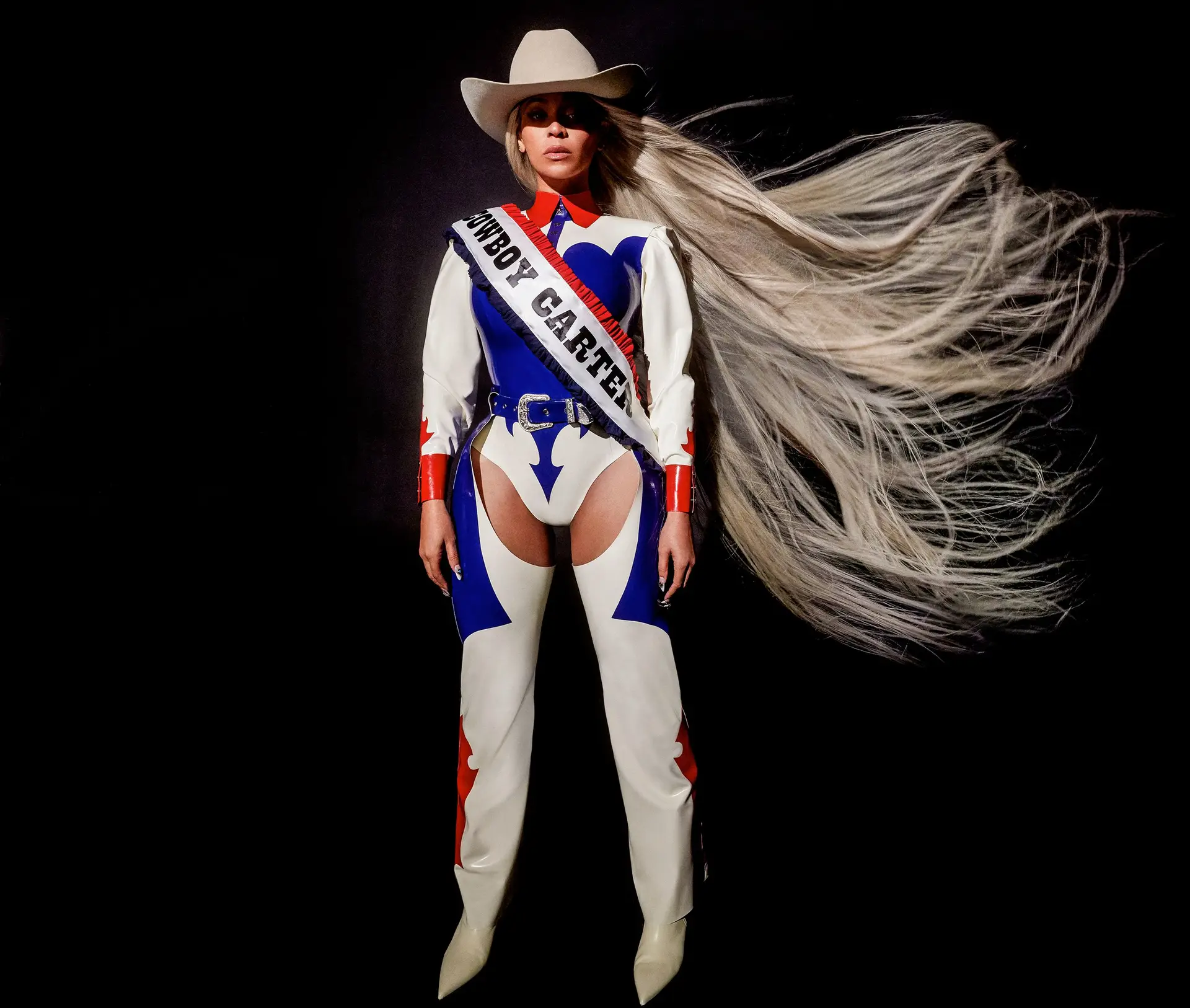 Ao oitavo álbum, segundo de uma trilogia iniciada em 2022, Beyoncé troca a bola de espelhos pelo chapéu e botas de vaqueira
