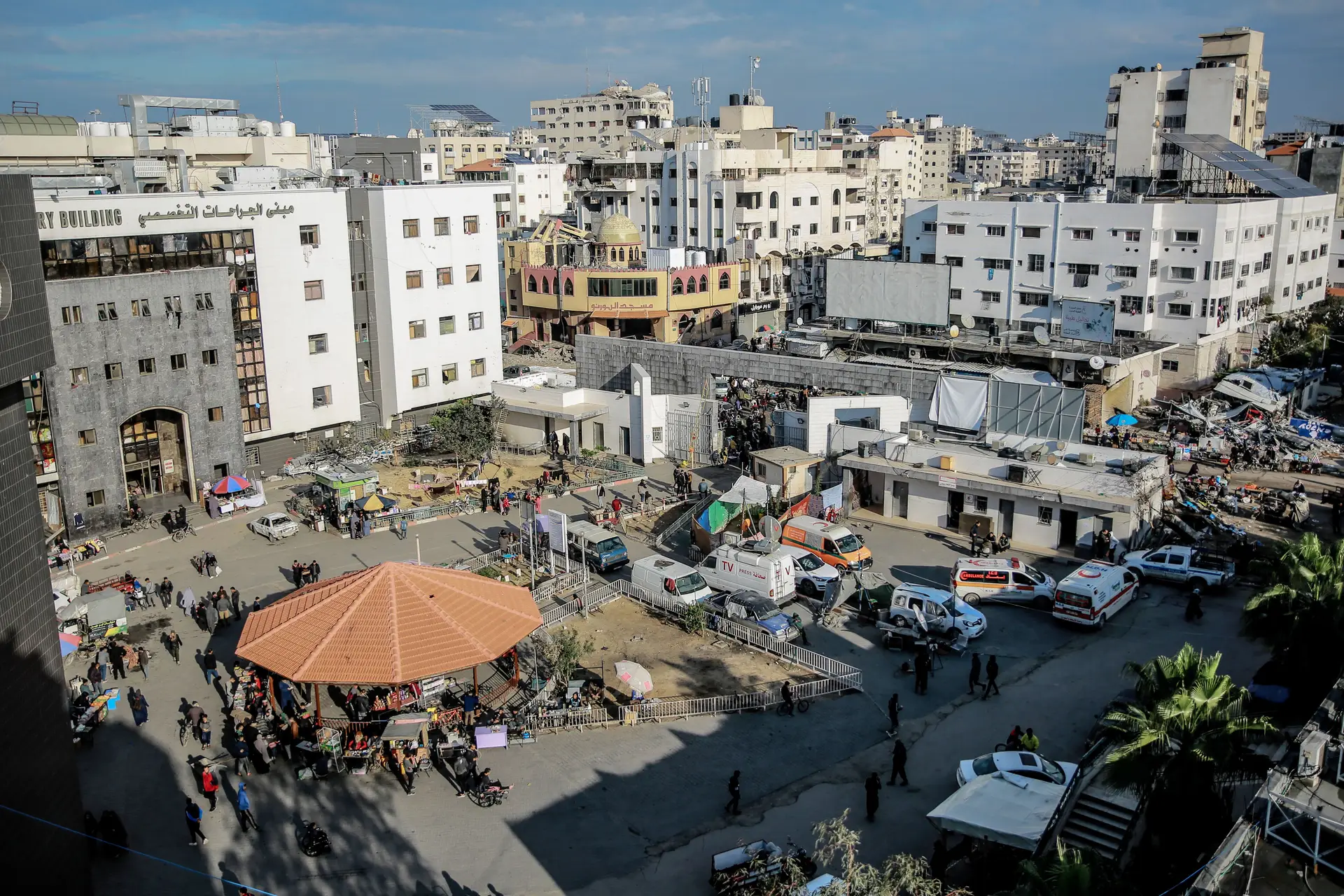 Dezenas de mortos encontrados em hospital de Gaza após retirada de tanques israelitas