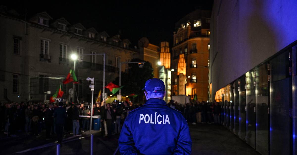 Principal sindicato da PSP admite que polícias se mobilizem até ao Parlamento depois de apelo de André Ventura