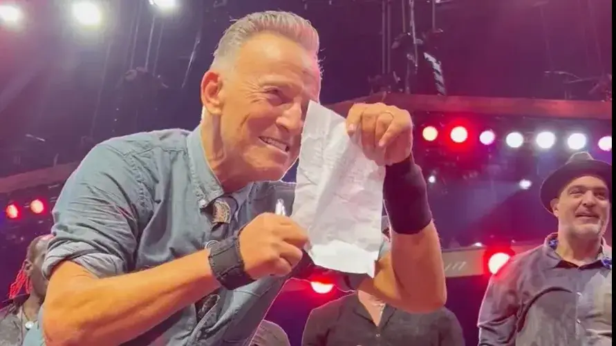 Bruce Springsteen assinou a justificação de falta às aulas de um jovem fã durante concerto: veja o vídeo