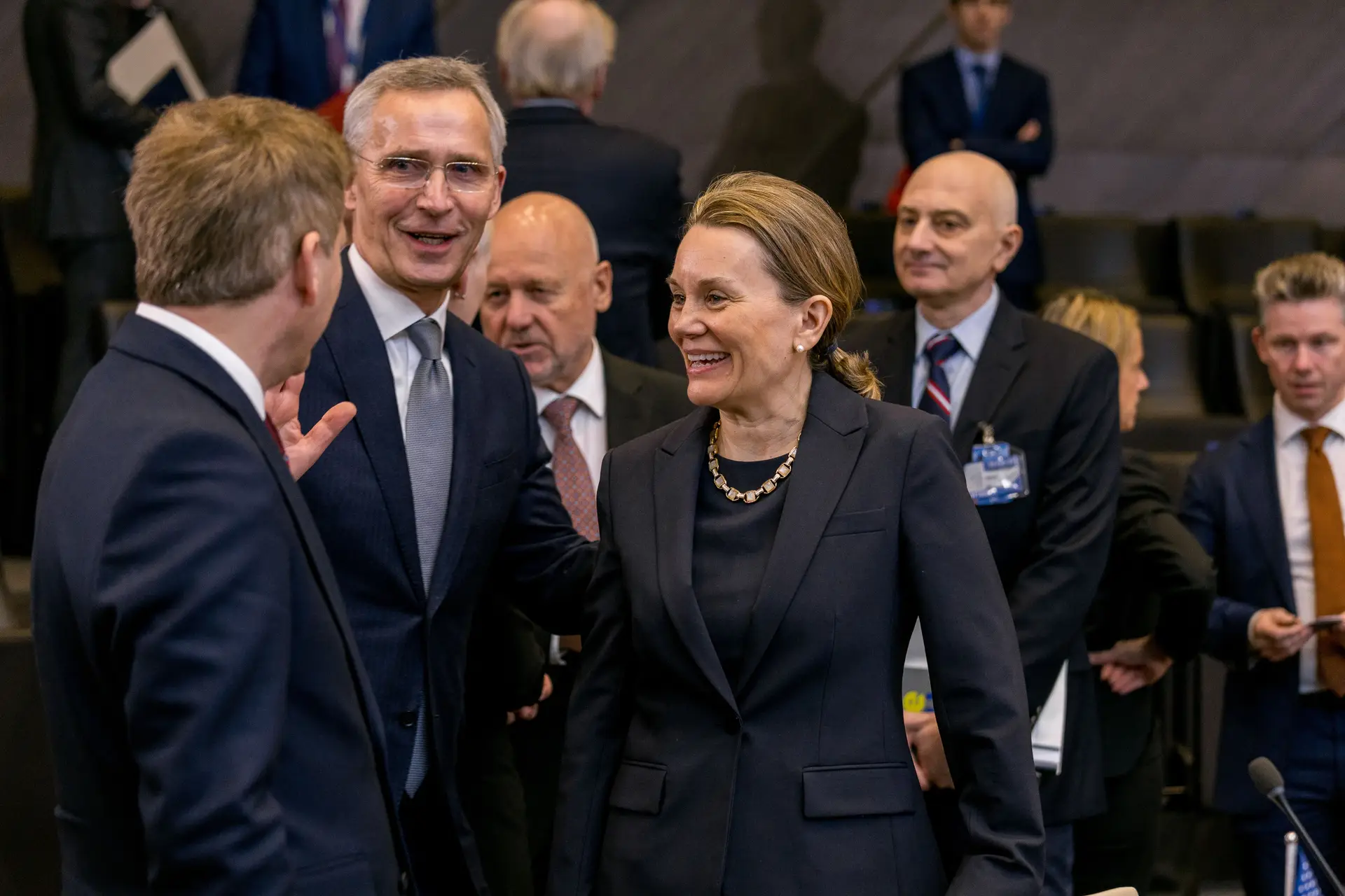 Julianne Smith com o secretário-geral da NATO, Jens Stoltenberg (ao centro) em Bruxelas, na sede da organização