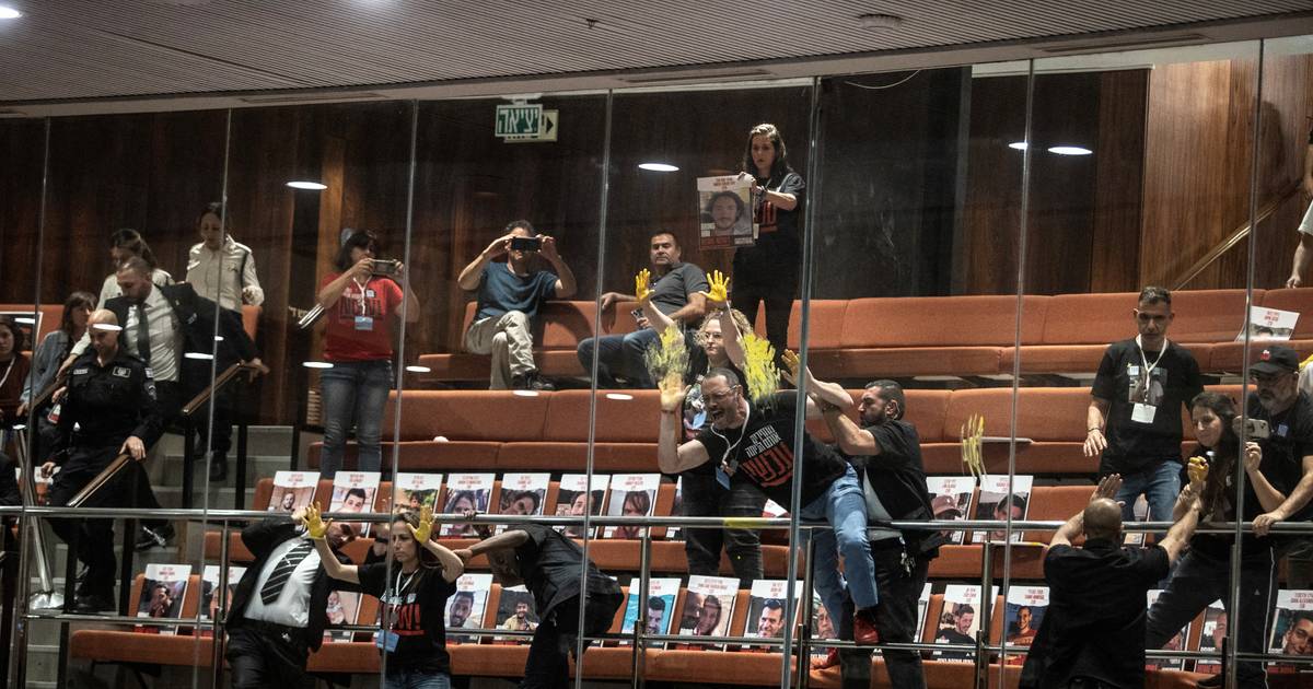 Ativistas e familiares de reféns invadem parlamento israelita para recordar detidos