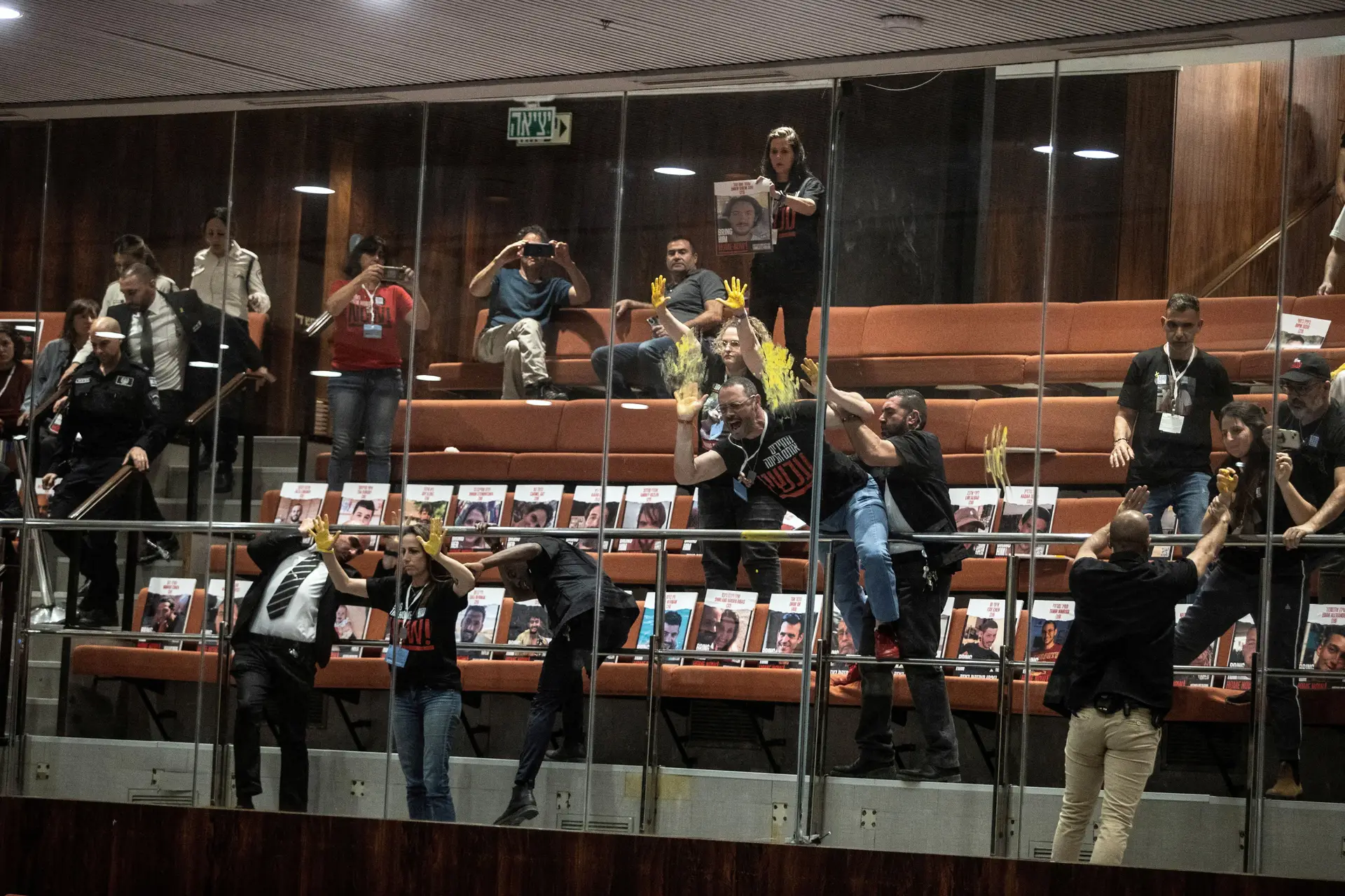 Ativistas e familiares de reféns invadem parlamento israelita para recordar detidos