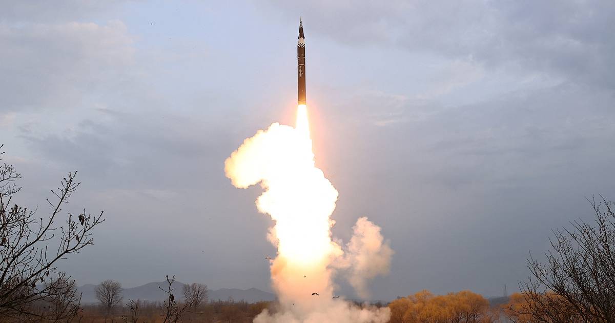 Coreia do Norte dispara míssil balístico em direção ao mar