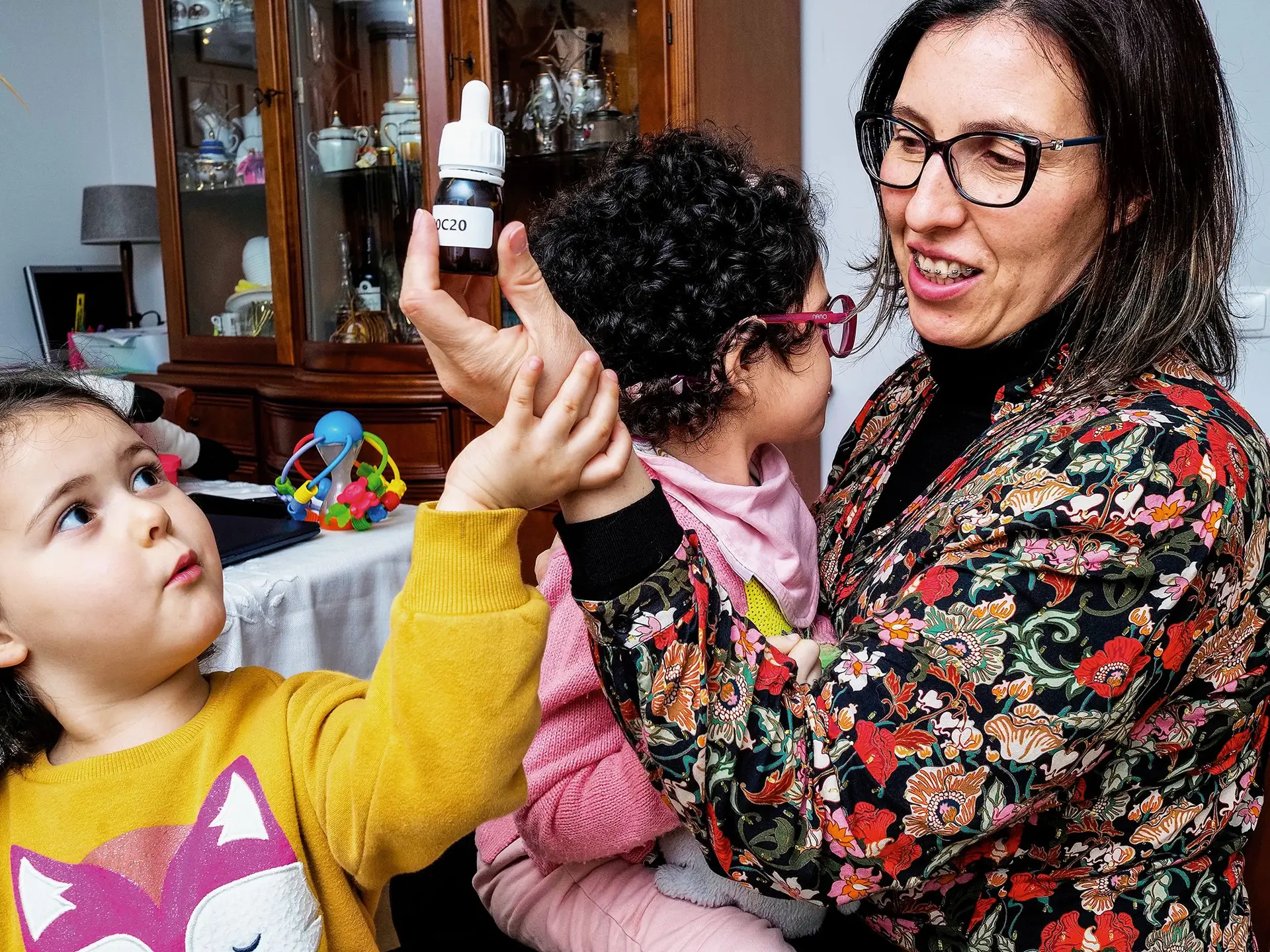 Lara e as duas filhas. Ao colo, Sofia, com 5 anos, que sofre de encefalopatia epilética
