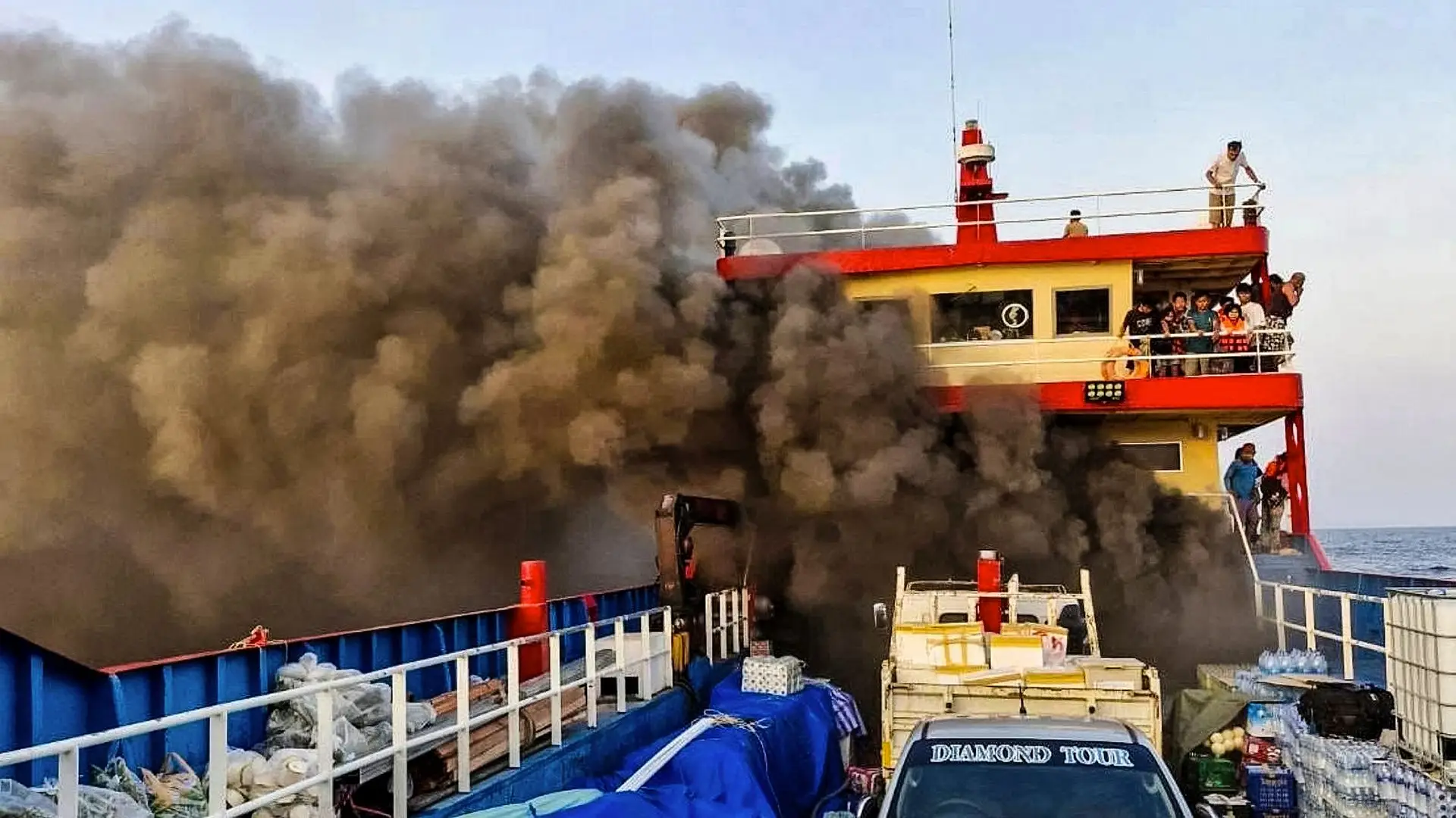 Incêndio assusta passageiros de um barco na Tailândia