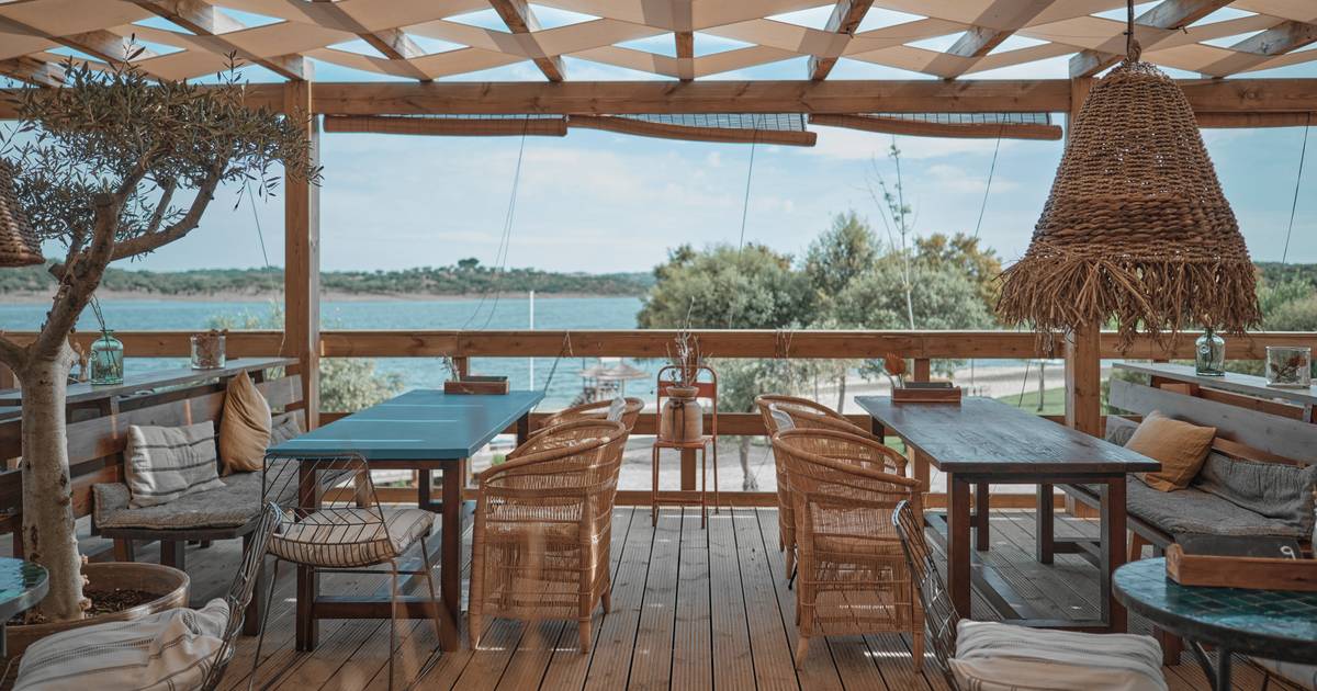 Divertido e sustentável, este premiado restaurante de praia é uma varanda para o Alqueva