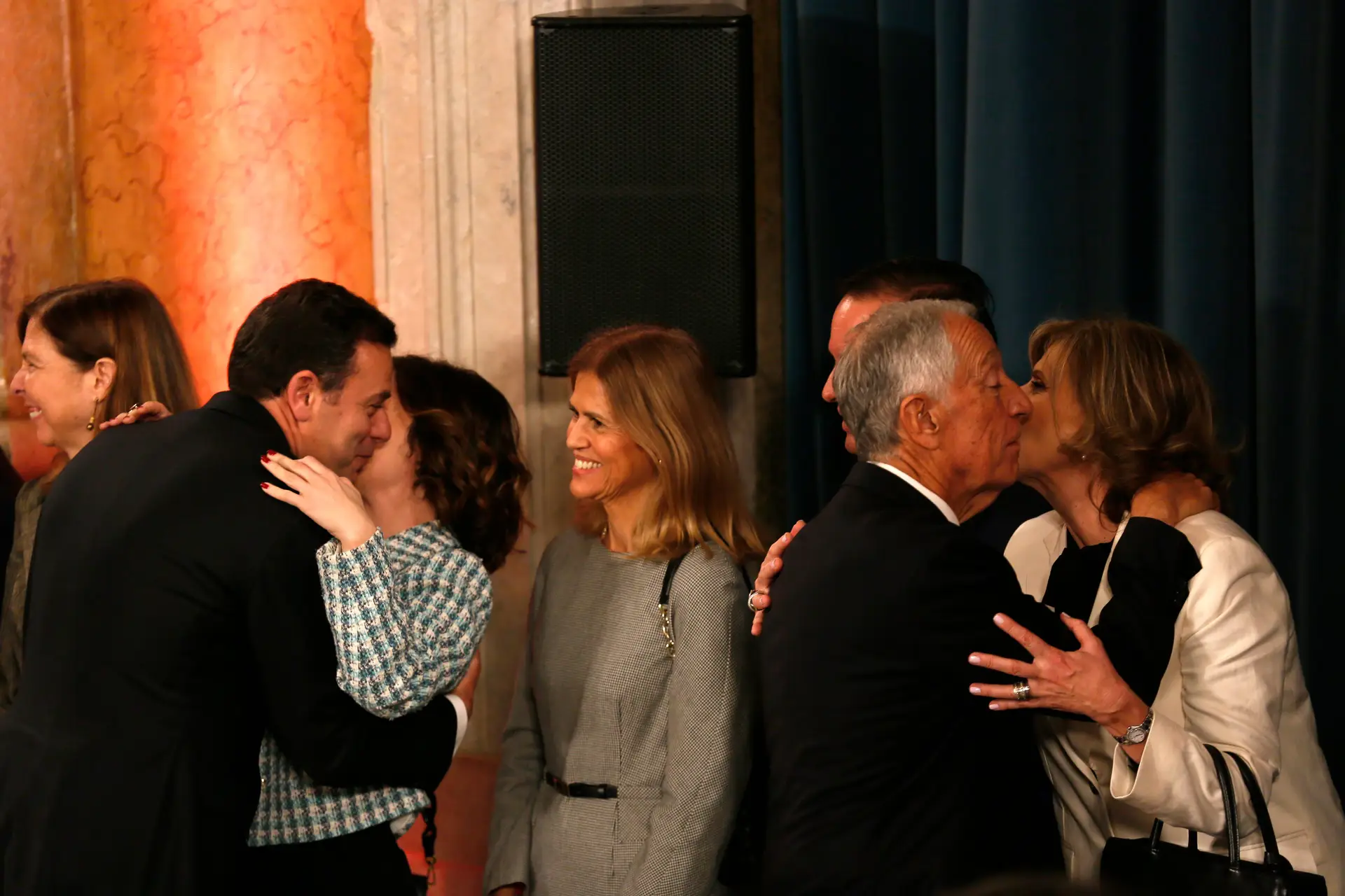 O Presidente da República, Marcelo Rebelo de Sousa e o Primeiro-Ministro, Luís Montenegro, cumprimentam os secretários de esdado que tomaram posse do XXIV Governo Constitucional. Foto Ana Baião