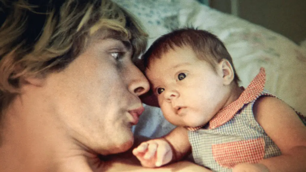 Kurt Cobain e Frances Bean numa imagem do documentário “Montage of Heck”, de 2015