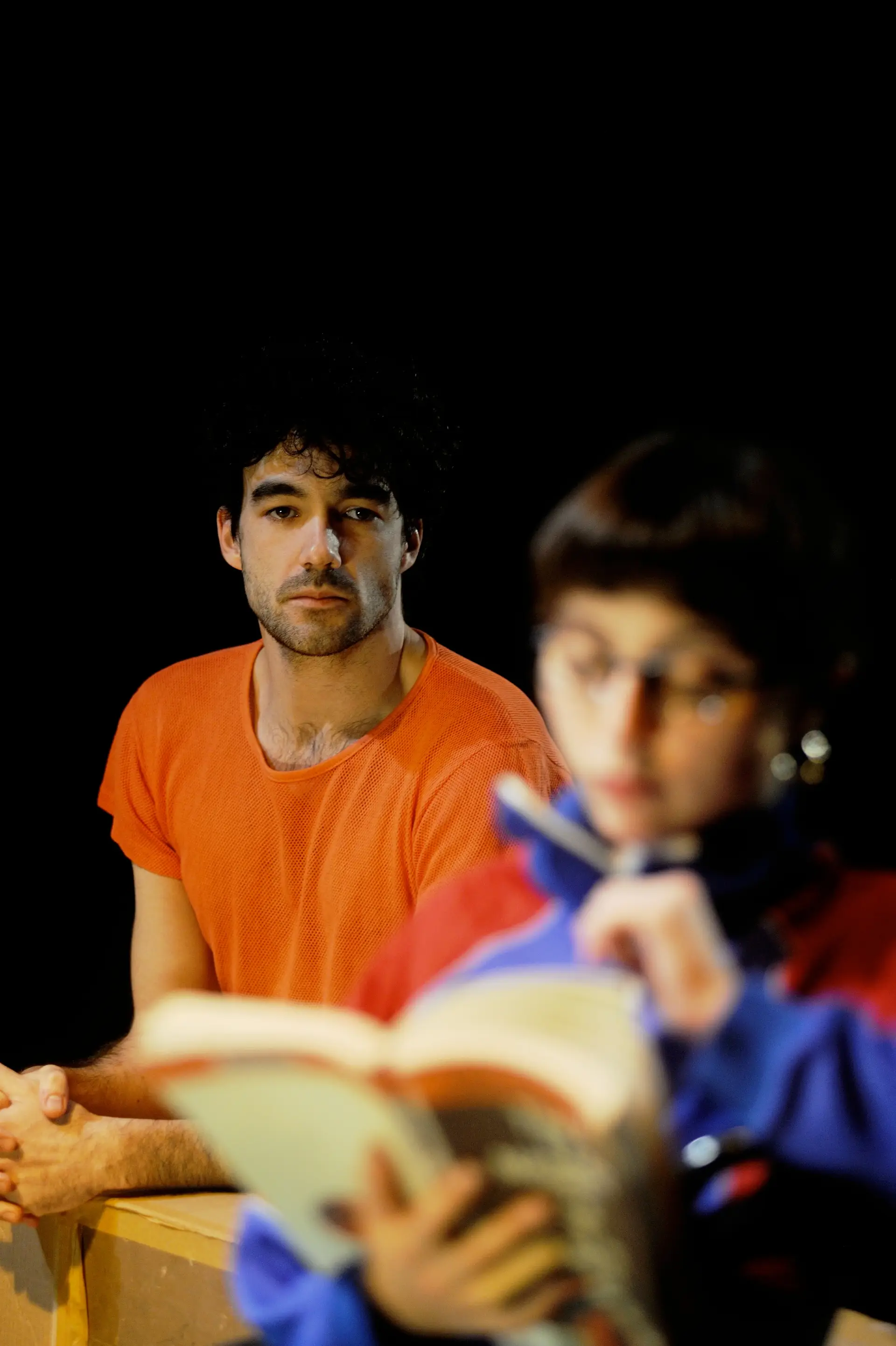 “Leões” é interpretado por Vicente Wallenstein (à esq.), Andreia Bento, Íris Runa (à dir.), Pedro Caeiro e Pedro Carraca