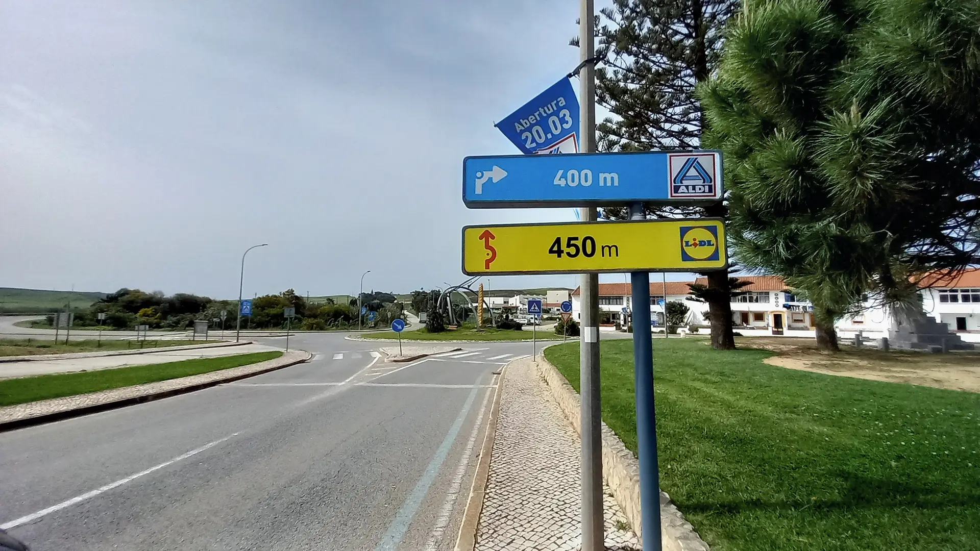 Aldi à direita, Lidl em frente. Quem chega a Vila do Bispo tem, desde 20 de março, duas lojas das marcas alemãs a 600 metros de distância