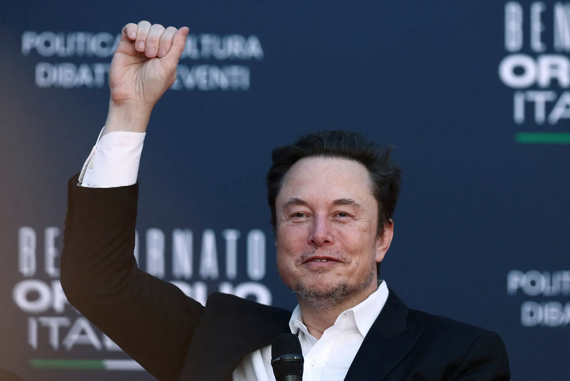 Elon Musk, dono da rede social X (antigo Twitter) ameaçou desrespeitar ordem da justiça brasileira