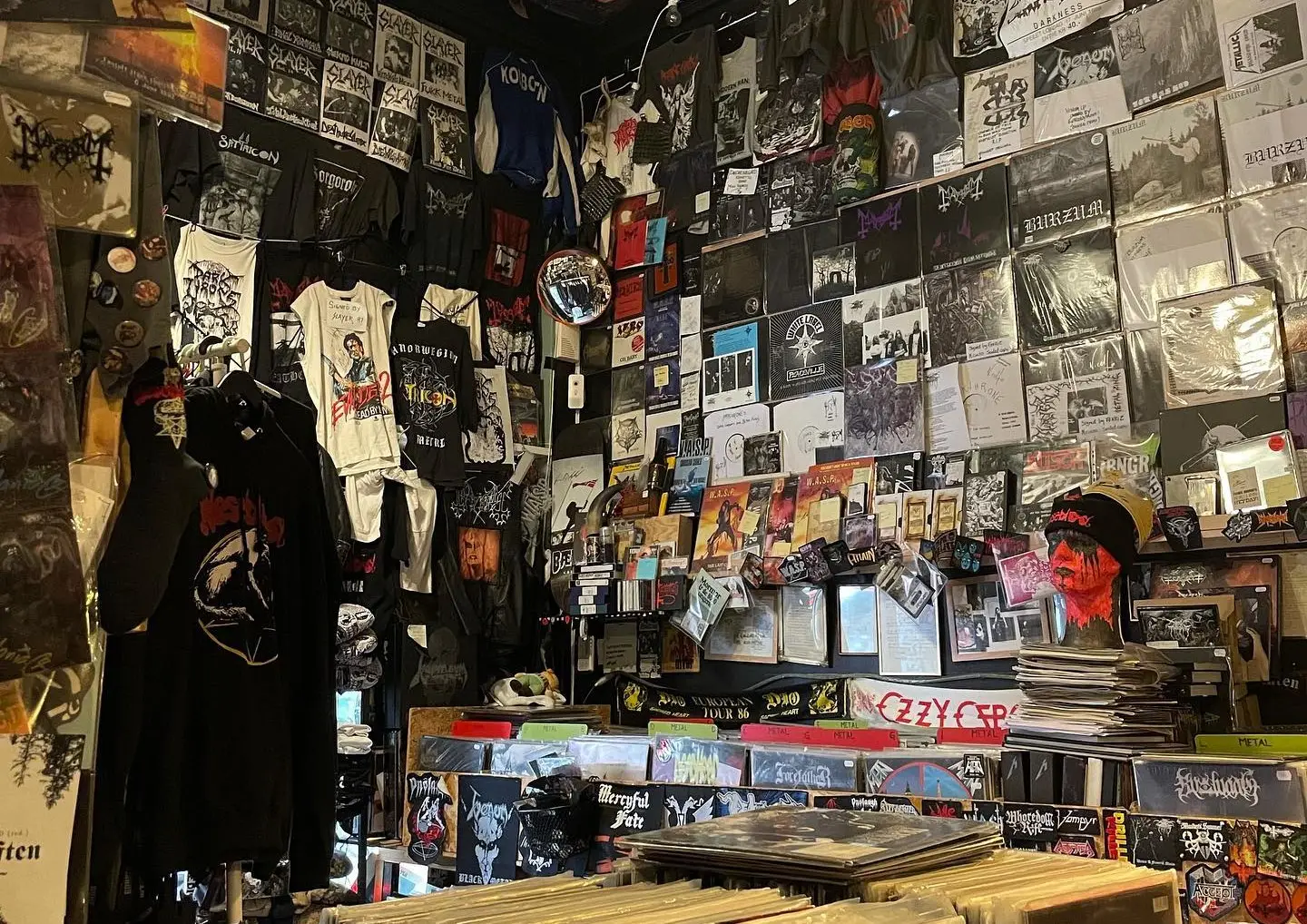 A loja onde começou a cena black metal da Noruega ficou completamente destruída num incêndio