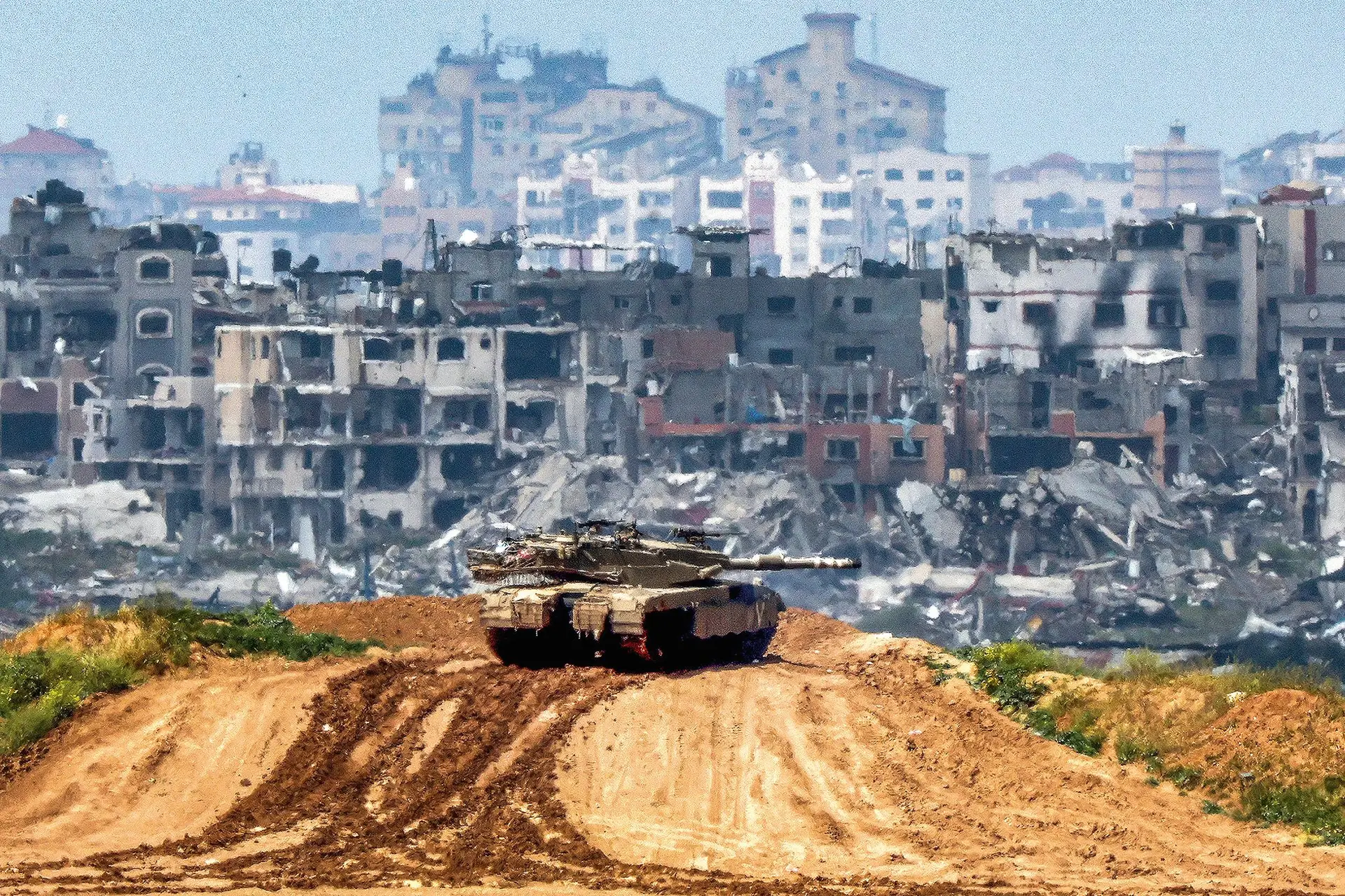 Tanque israelita num cenário de destruição junto da fronteira sul da Faixa de Gaza
