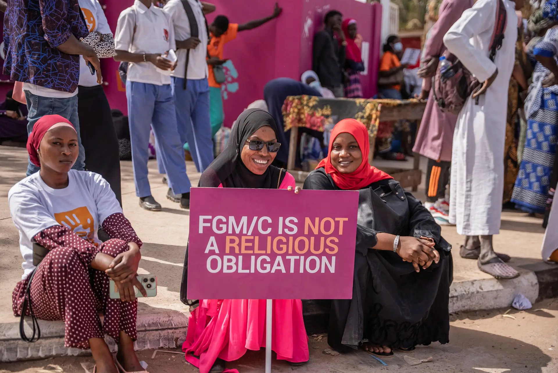 Mulheres manifestam-se na Gâmbia contra proposta de reverter proibição da prática naquele país africano