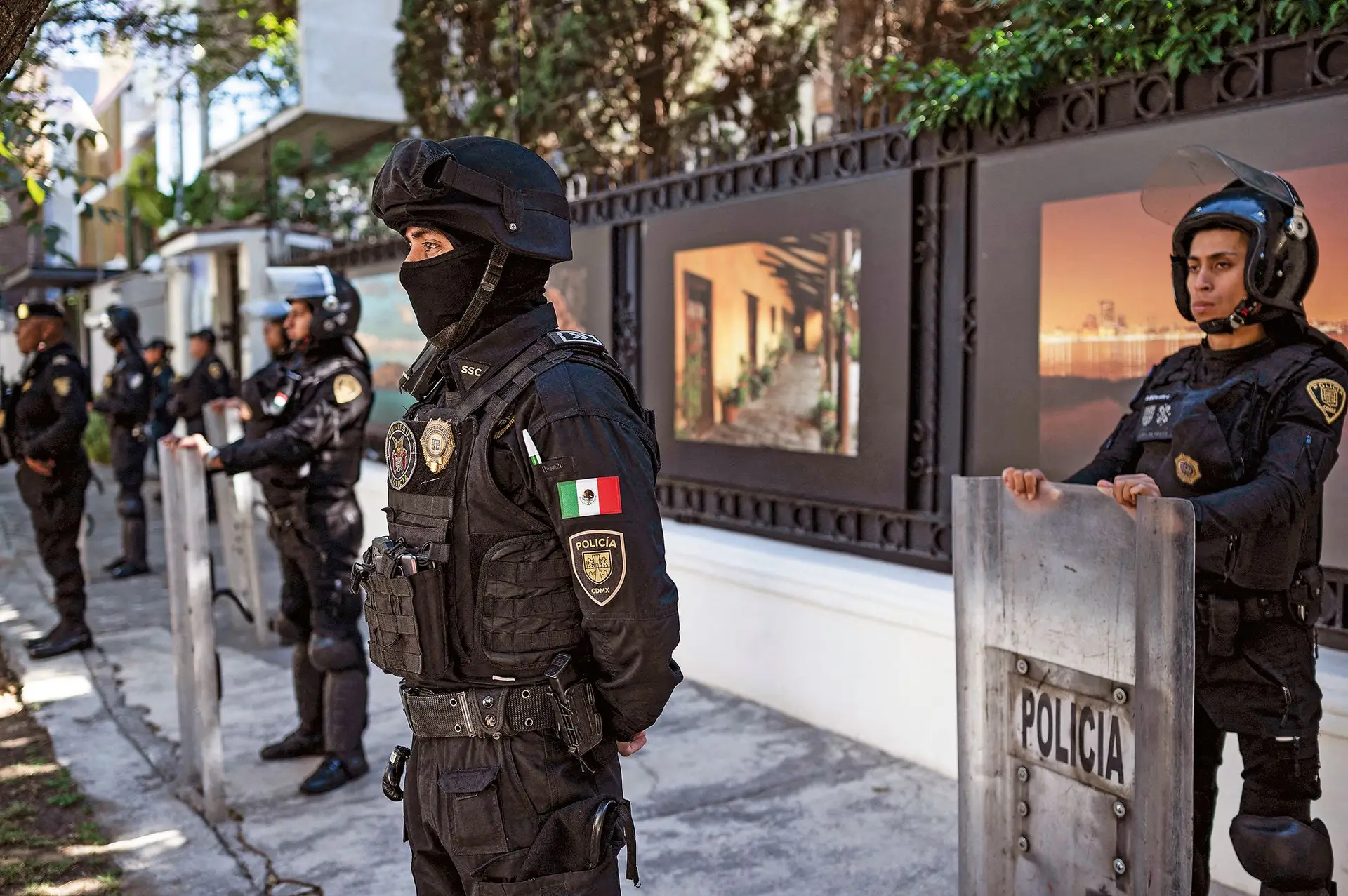 Polícia de choque à porta da embaixada equatoriana no México