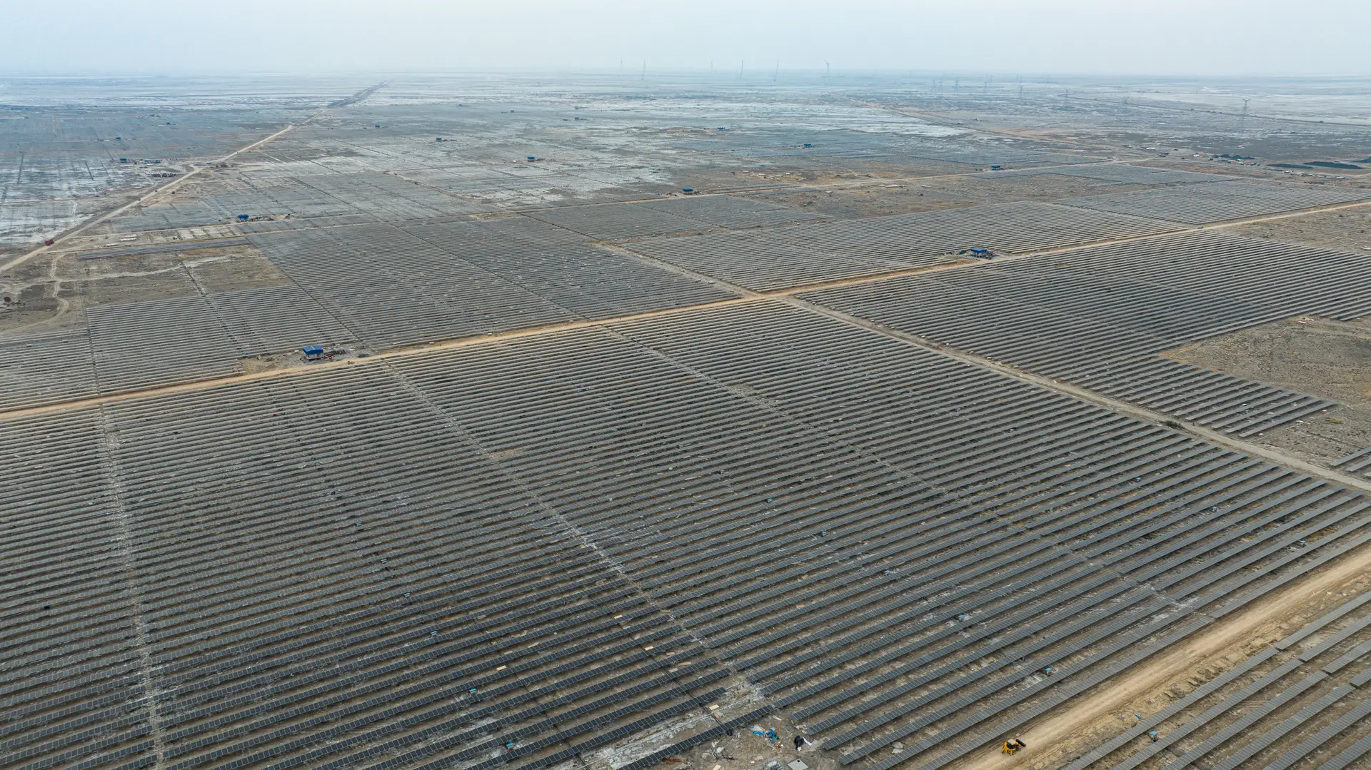 O projeto solar da Adani em Khavda, na Índia, já começou a ser construído e deverá terminar em 2030.