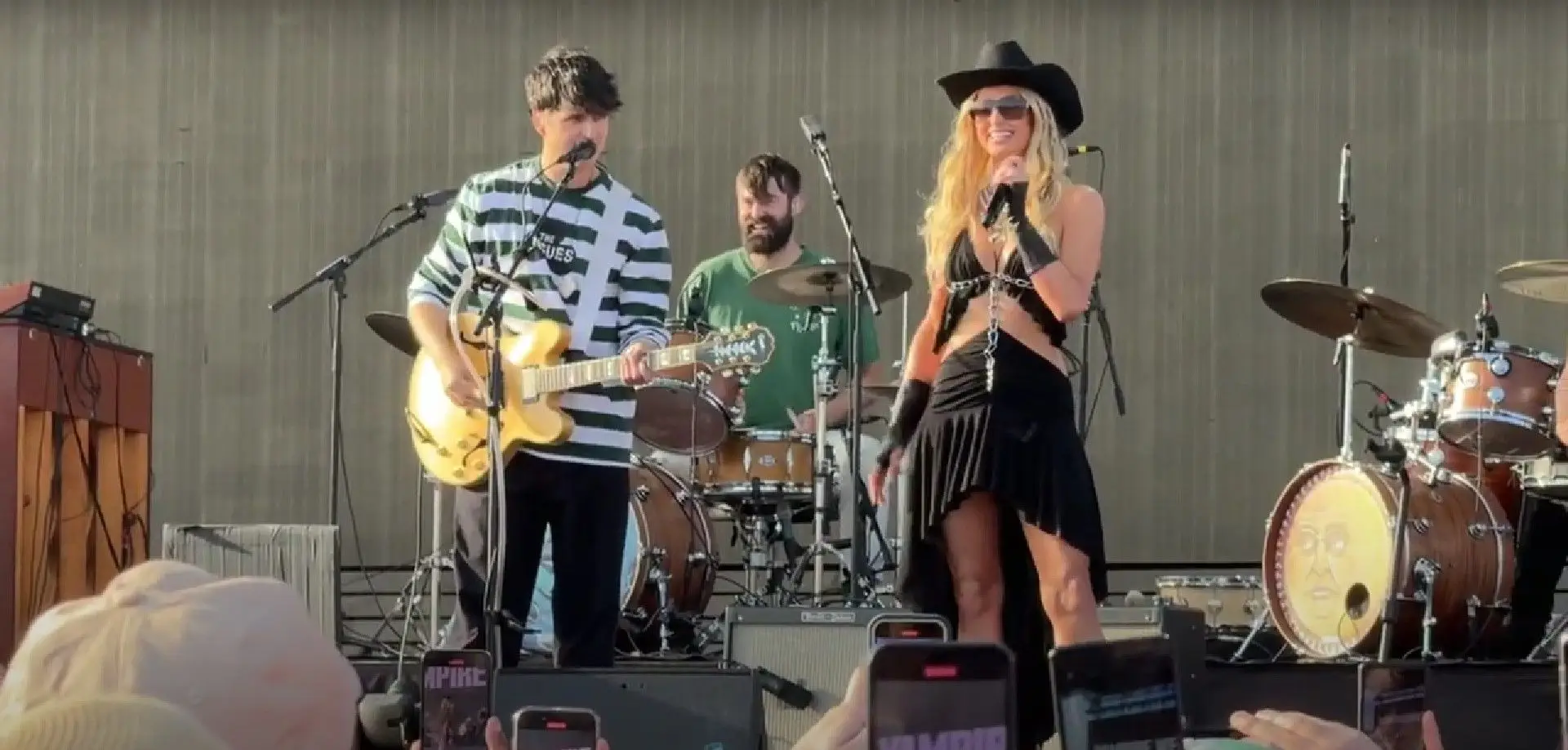 A convidada surpresa dos Vampire Weekend no festival Coachella: Paris Hilton
