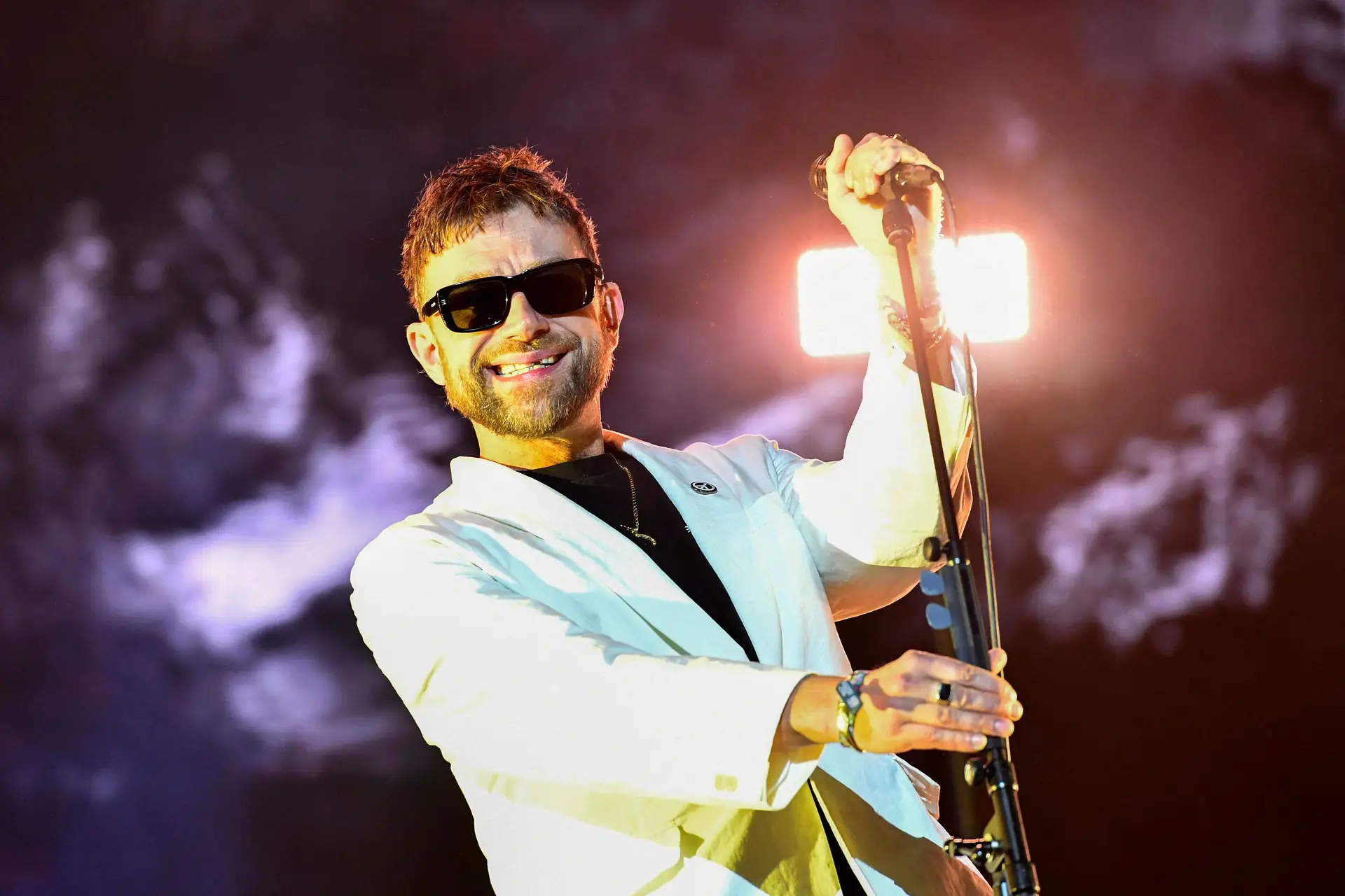 “Nunca mais nos vão ver, por isso é bom que cantem”: Damon Albarn revoltado com a apatia do público no concerto dos Blur em Coachella