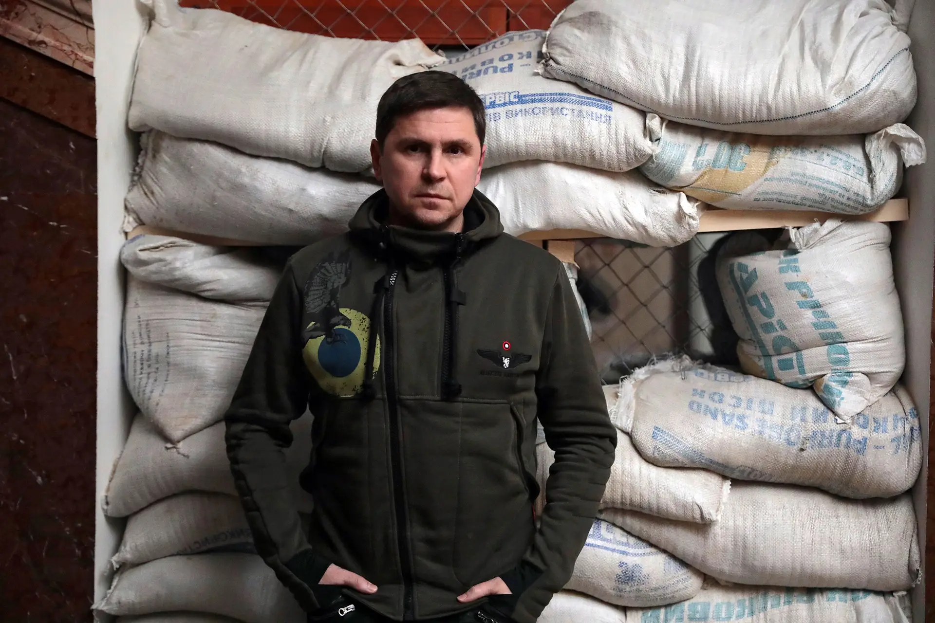 Mykhailo Podolyak na sede da agência de notícias da Ucrânia, quando ainda estava protegida com sacos de areia
