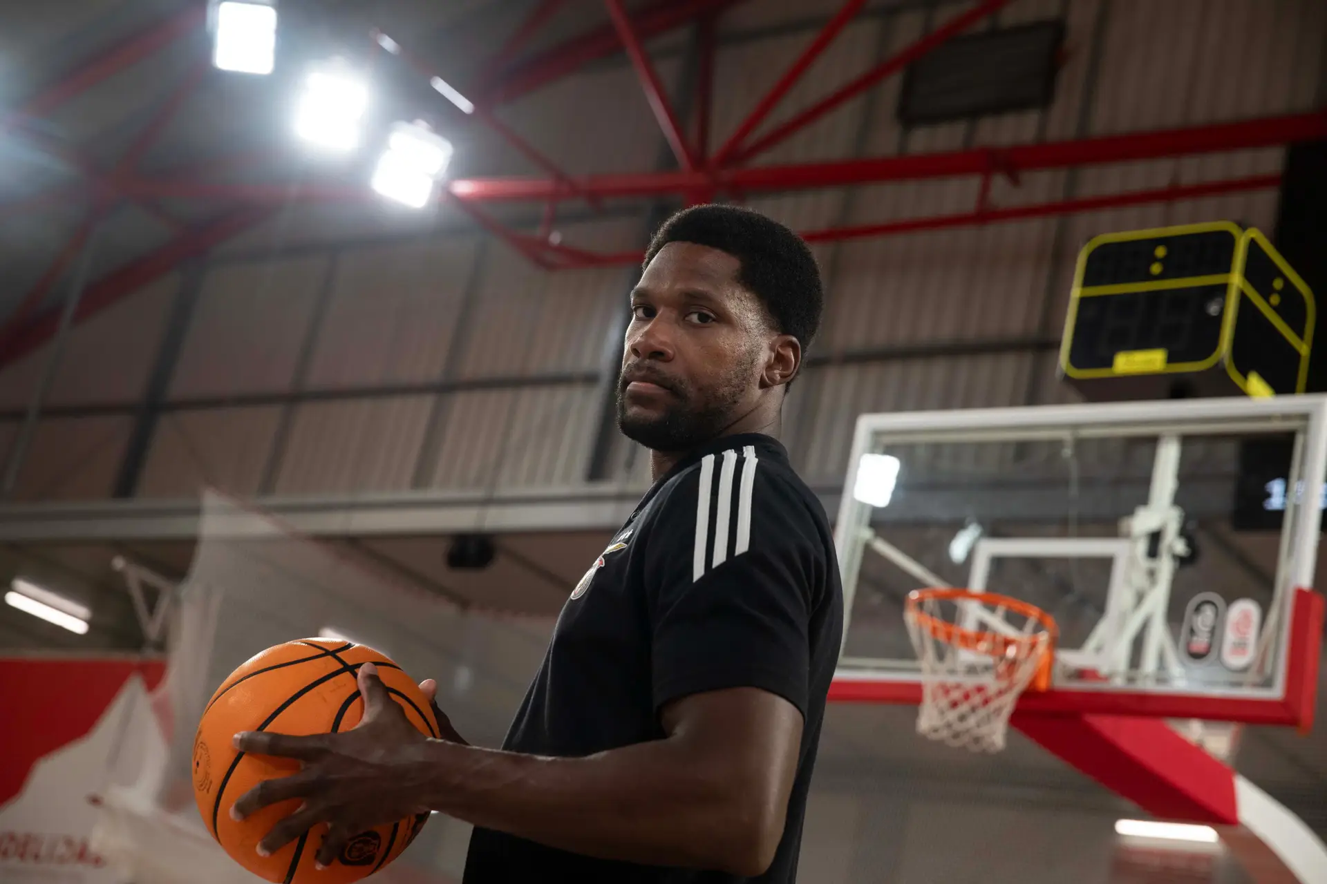 Toney Douglas jogou (mesmo) à frente de Bill Clinton, na NBA, e está hoje no Benfica: “LeBron sabe tudo de ti e o que faz cada jogador”