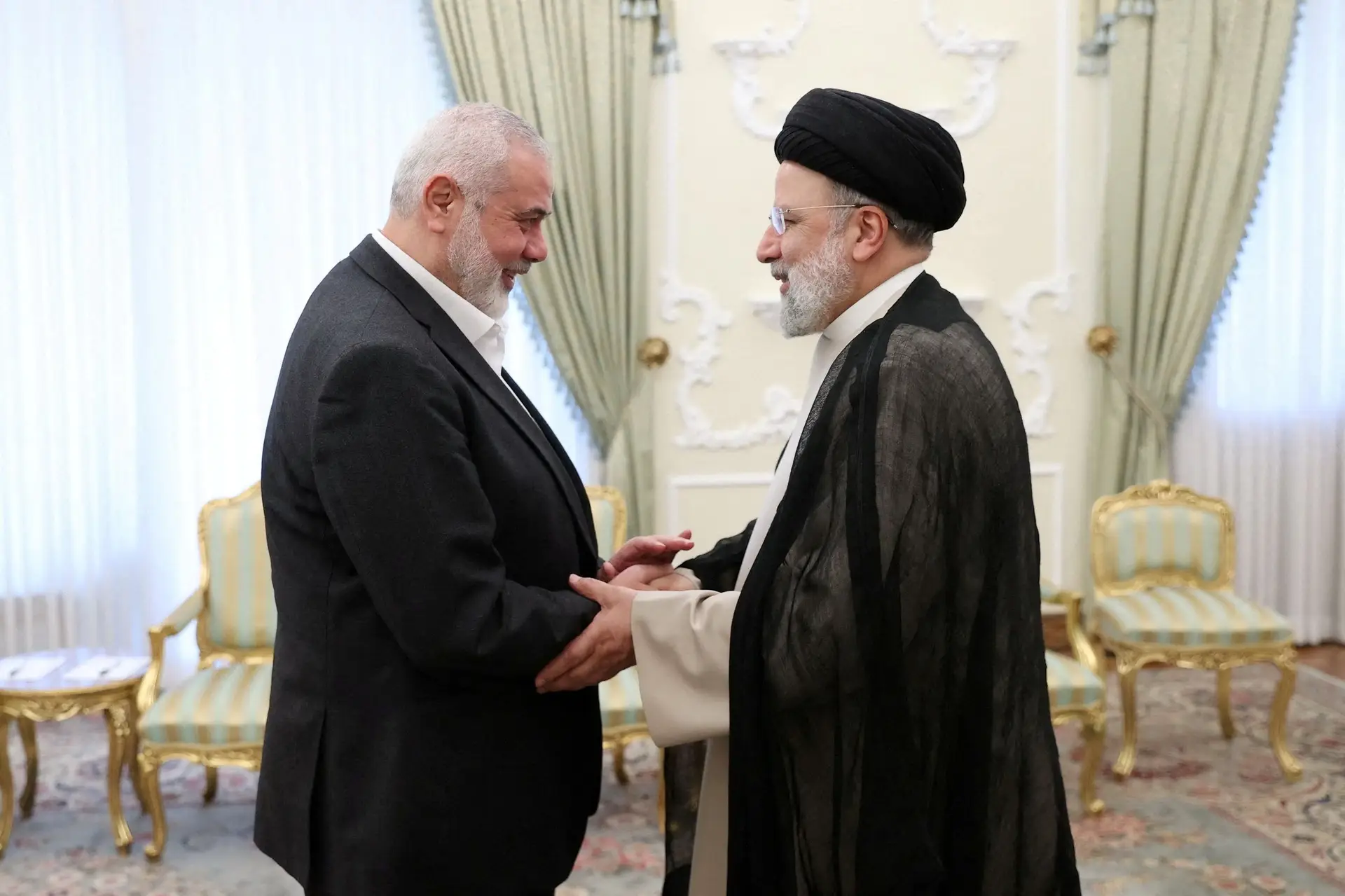 Ebrahim Raisi, Presidente iraniano, fotografado durante um encontro com o líder do grupo palestiniano Hamas, Ismail Haniyeh, em Teerão, a 27 de março de 2024