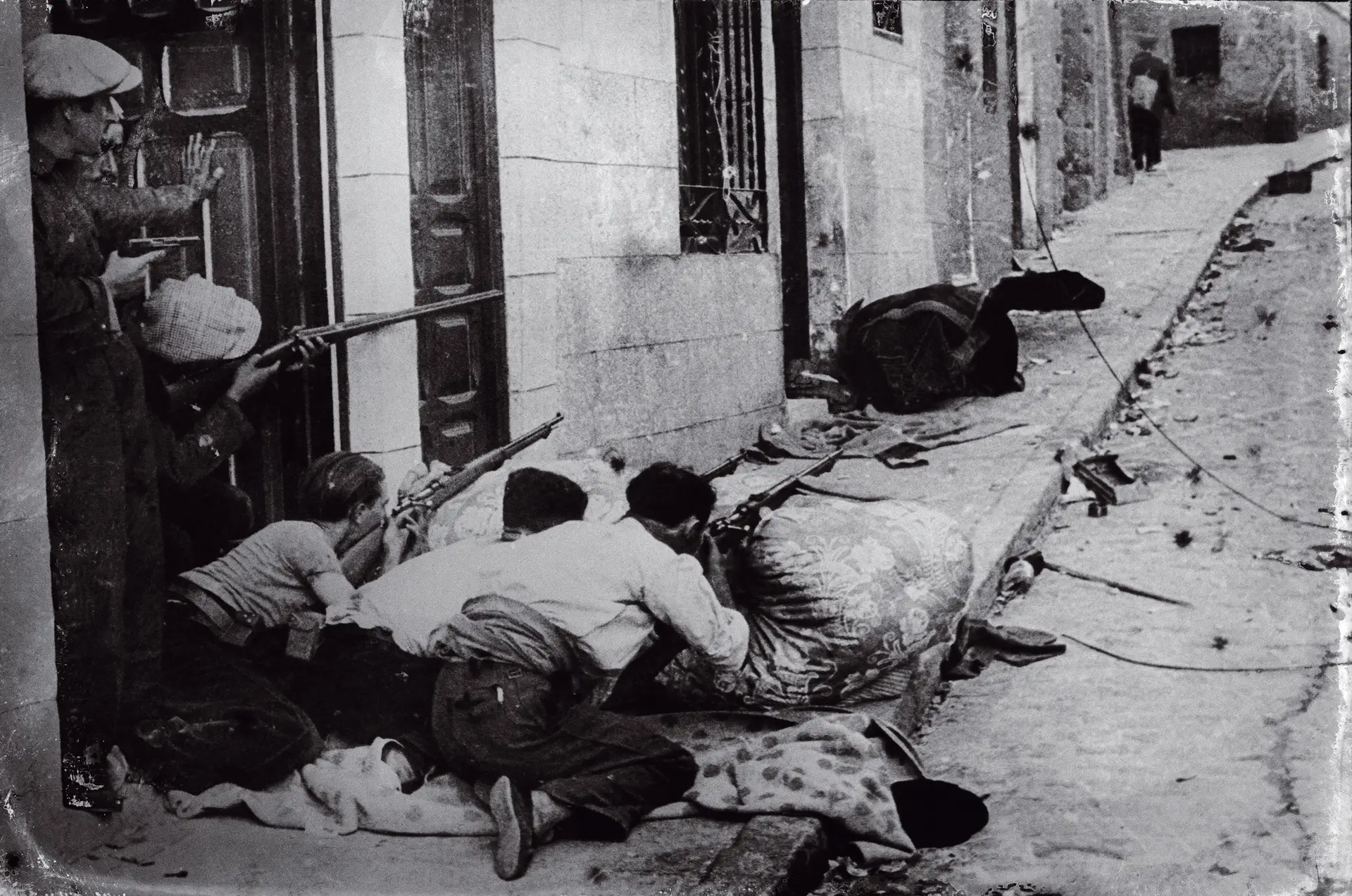 Fotografia de republicanos armados numa aldeia não identificada durante a Guerra Civil de Espanha, no final da década de 30