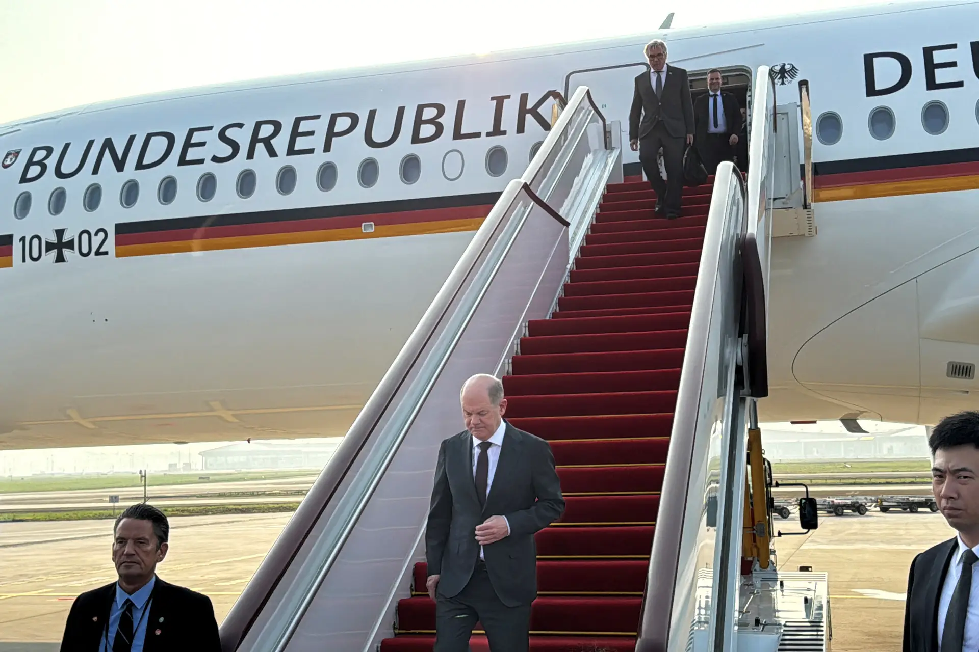 O chanceler alemão Olaf Scholz à chegada ao aeroporto deChongqing, na China