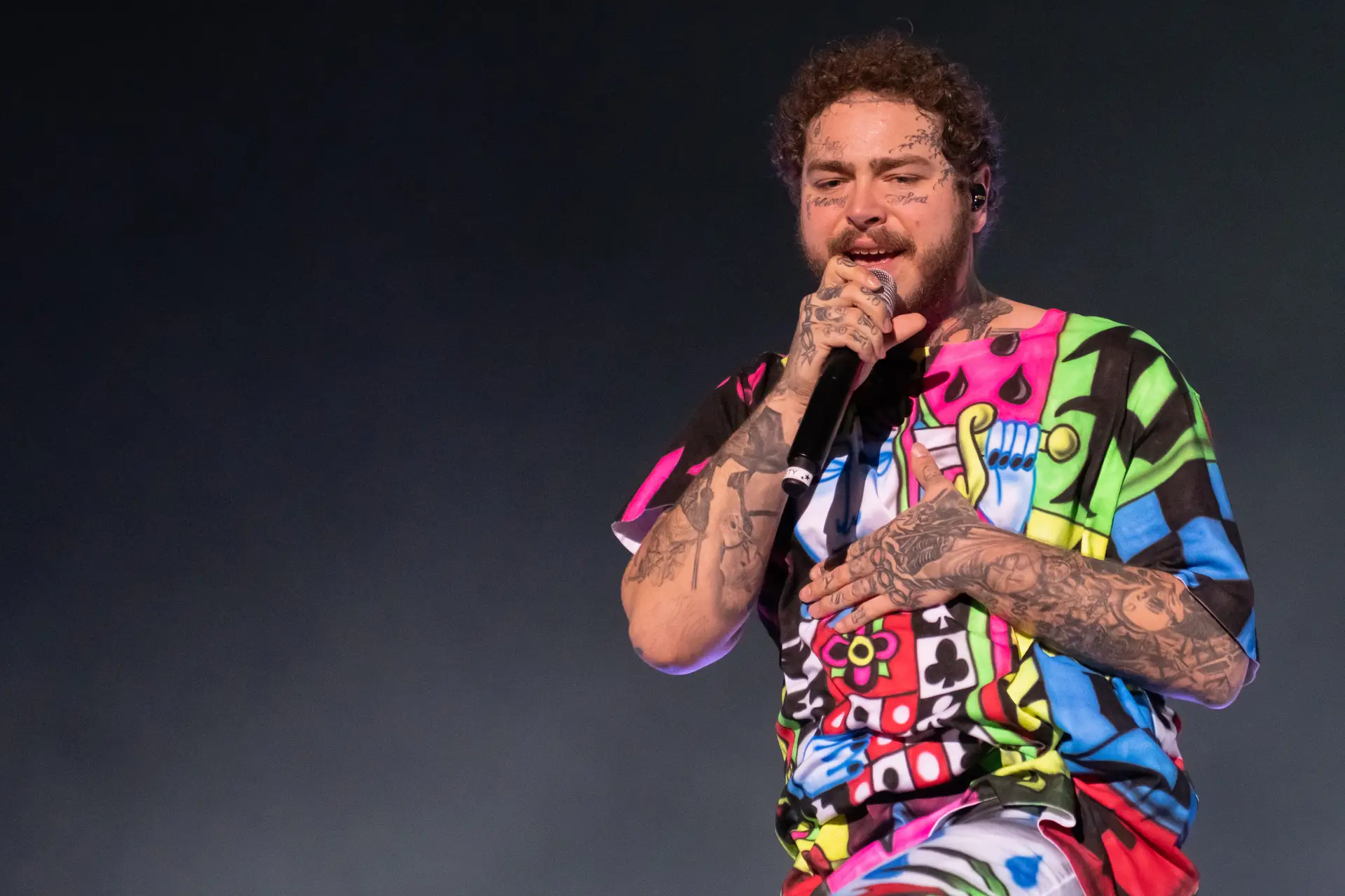 Post Malone queria brindar com fã mais cai do palco: veja o vídeo