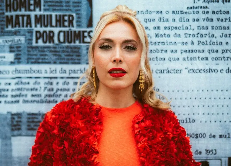 “Nascer mulher é uma bênção, não uma sentença”: Ana Bacalhau agradece às mulheres do 25 de Abril com canção escrita por A Garota Não