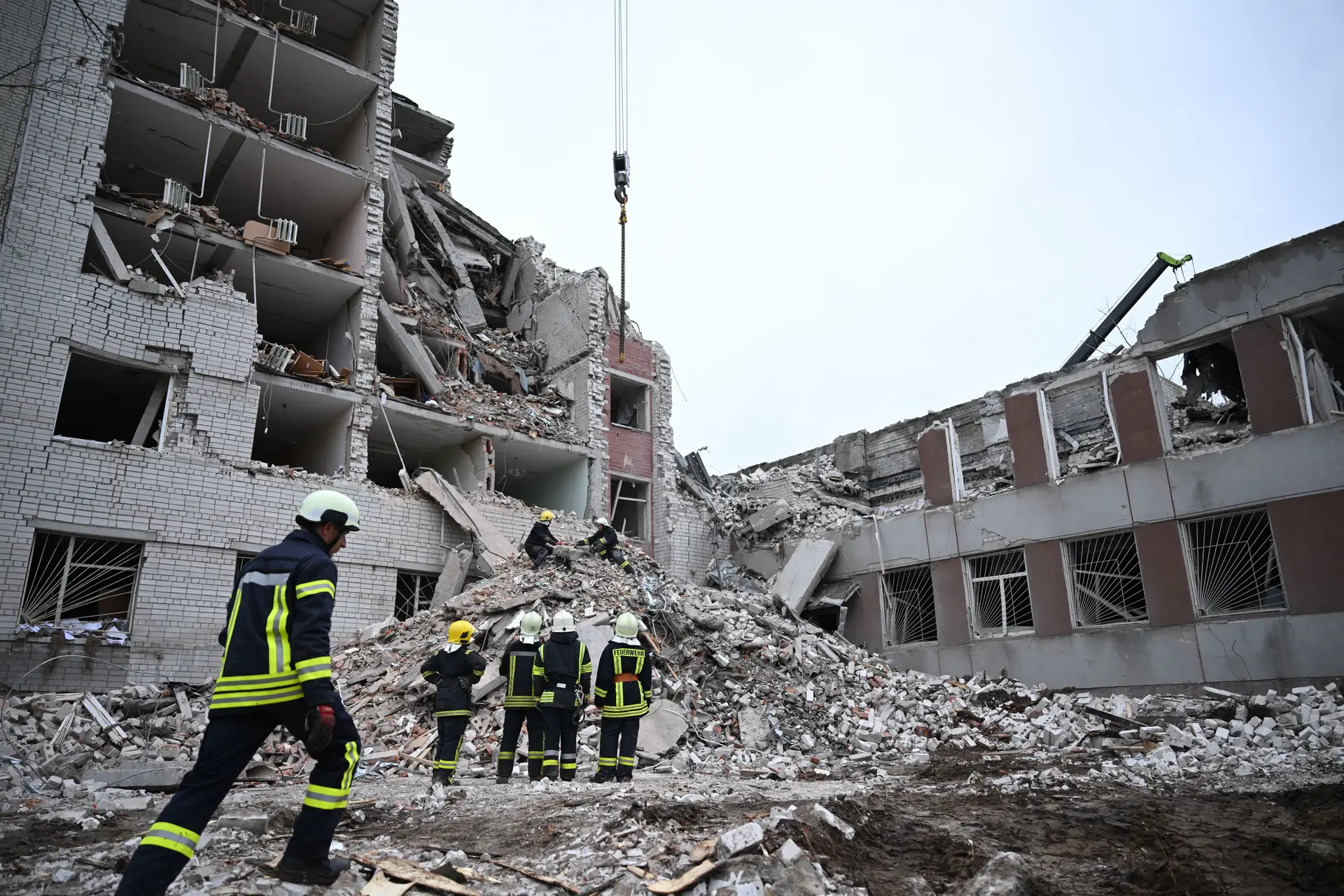 Escombros de um edifício que ruiu na sequência do ataque com mísseis russos em Chernihiv