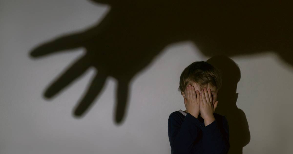 Contínuo abusou de cinco crianças em Matosinhos: mãe de vítima processou Estado
