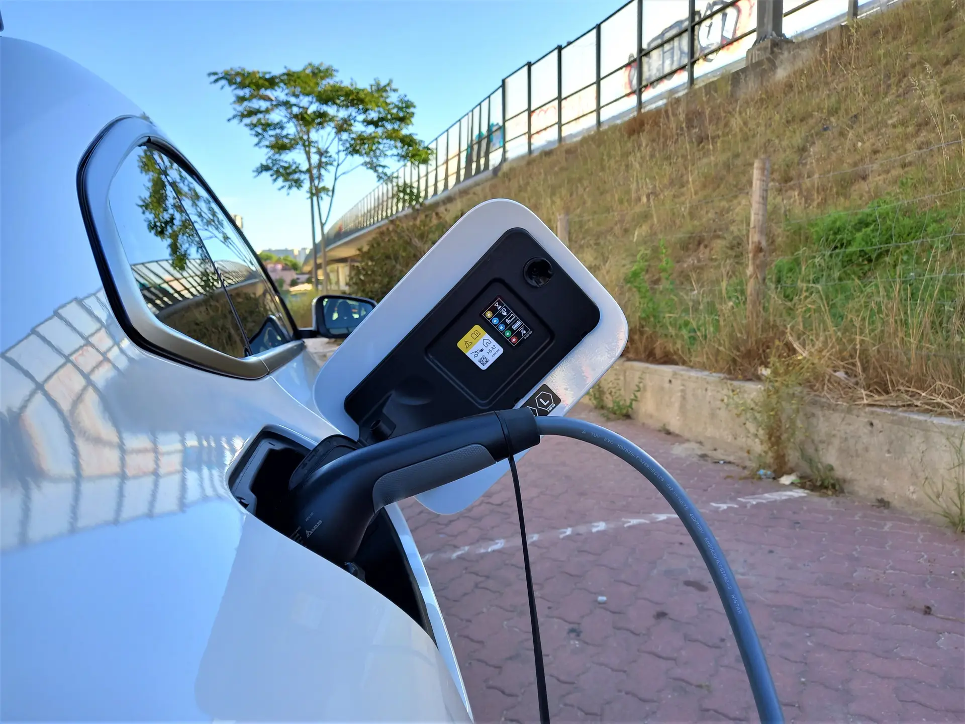 Vendas de carros elétricos caíram 11,3% em março, a nível europeu