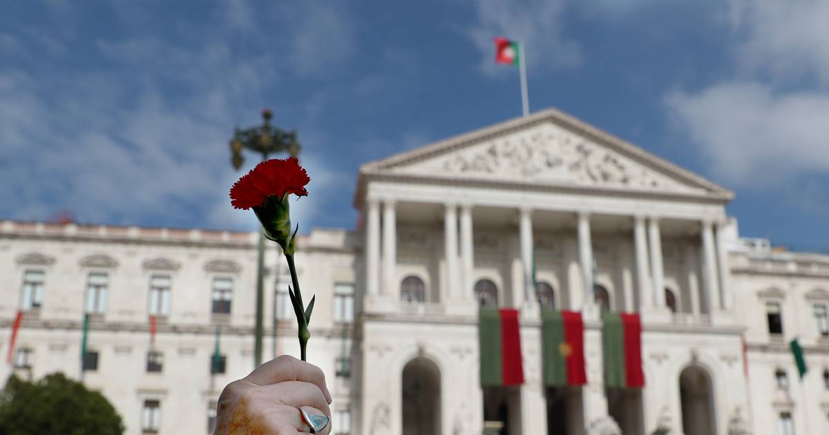 Sondagem Expresso/SIC: 25 Abril é o dia mais importante da história de Portugal (e resiste à polarização)