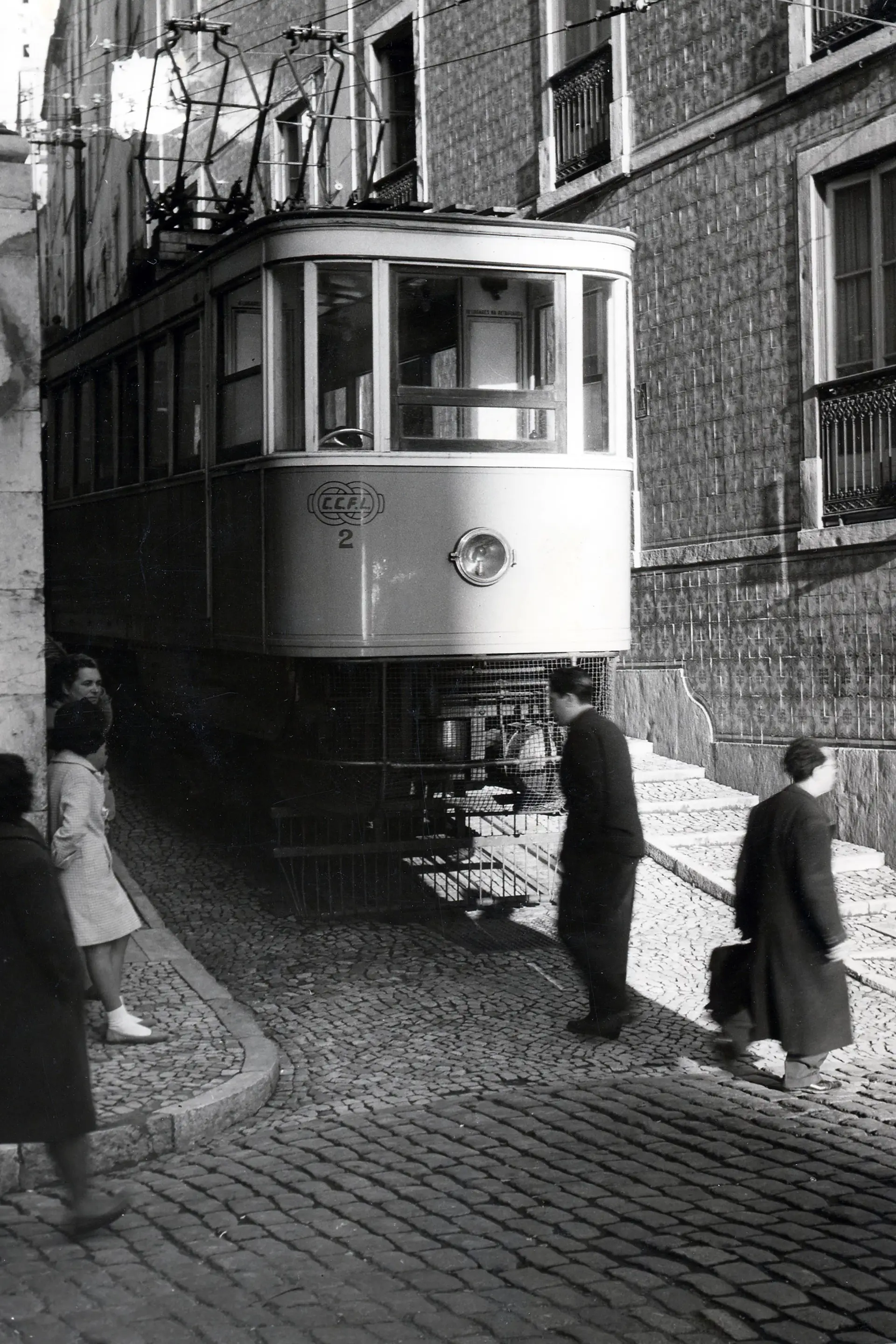 O ascensor do Lavra faz 140 anos: foi o primeiro transporte a conquistar uma das encostas mais íngremes de Lisboa