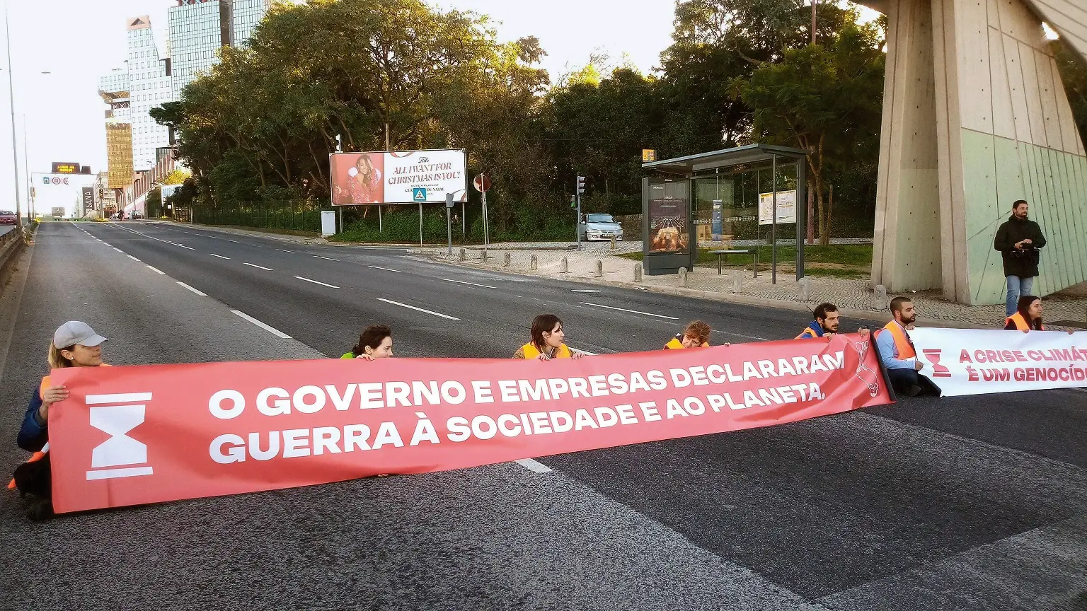 A 14 de dezembro interromperam a circulação automóveldurante meia hora