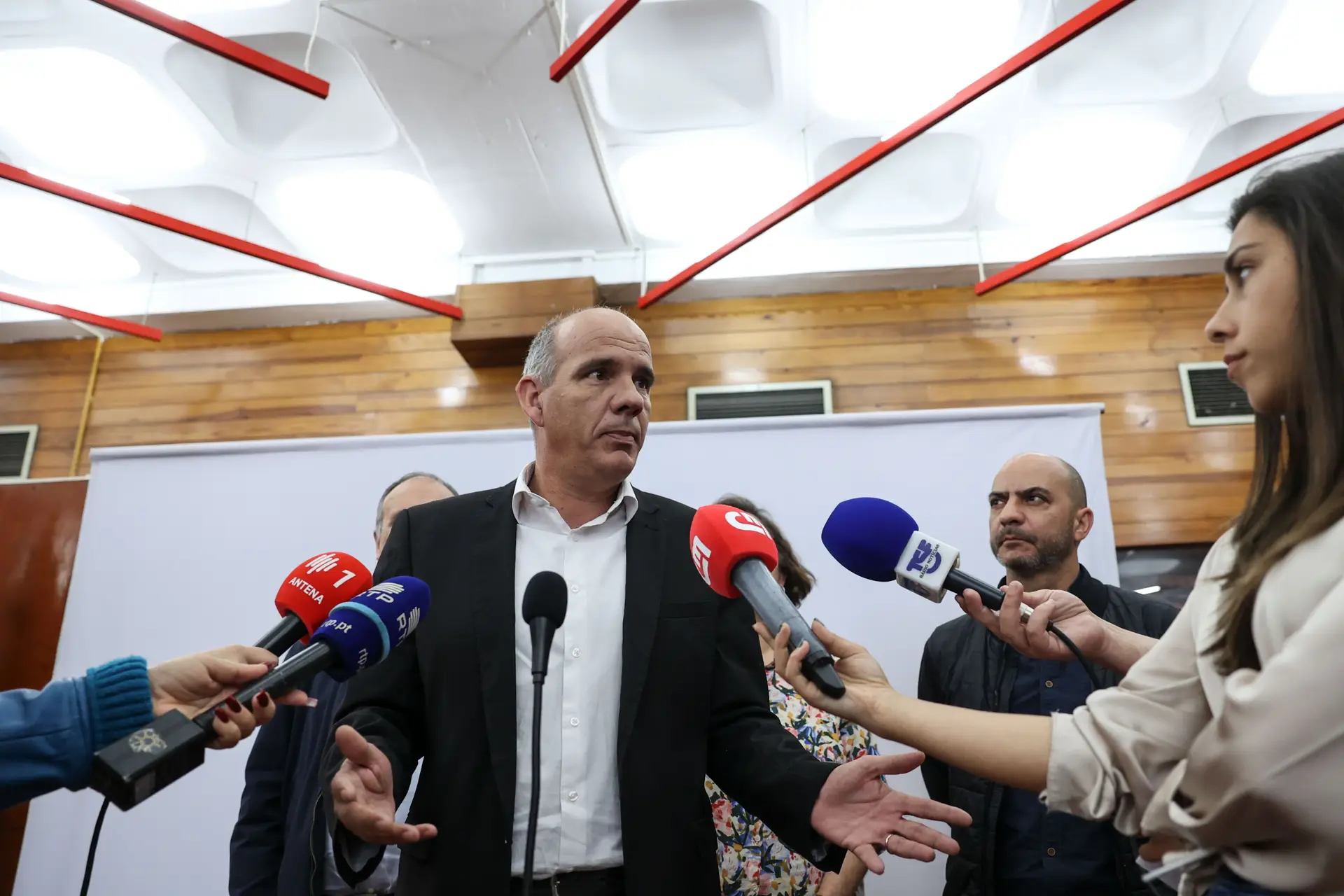 Esquerda dividida na pressão sobre o PS, socialistas desvalorizam Programa de Estabilidade