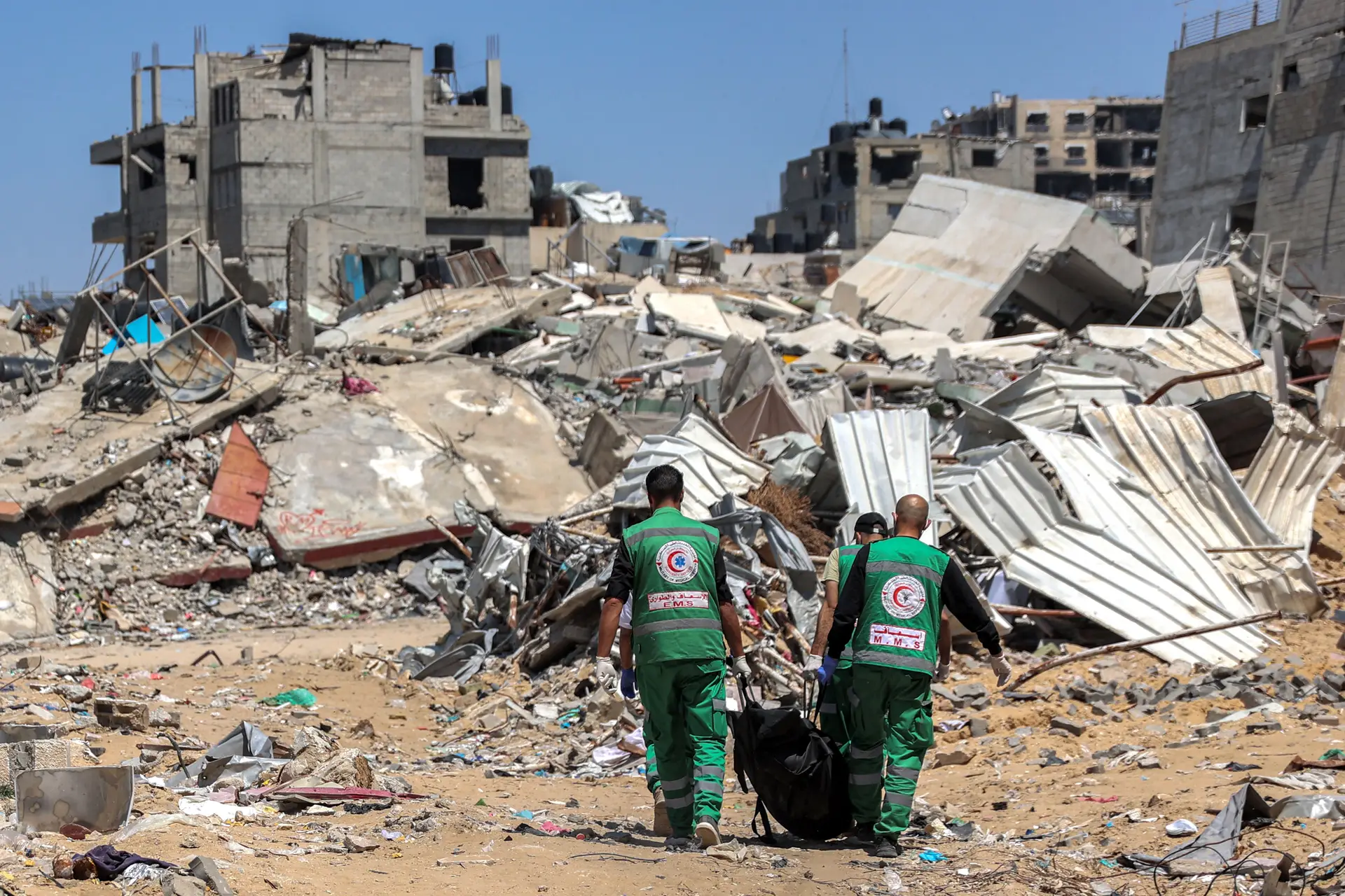 Mais uma vala comum descoberta em Gaza: pelo menos 30 mortos junto ao hospital Al Shifa, ainda só 12 foram identificados (guerra, dia 195)