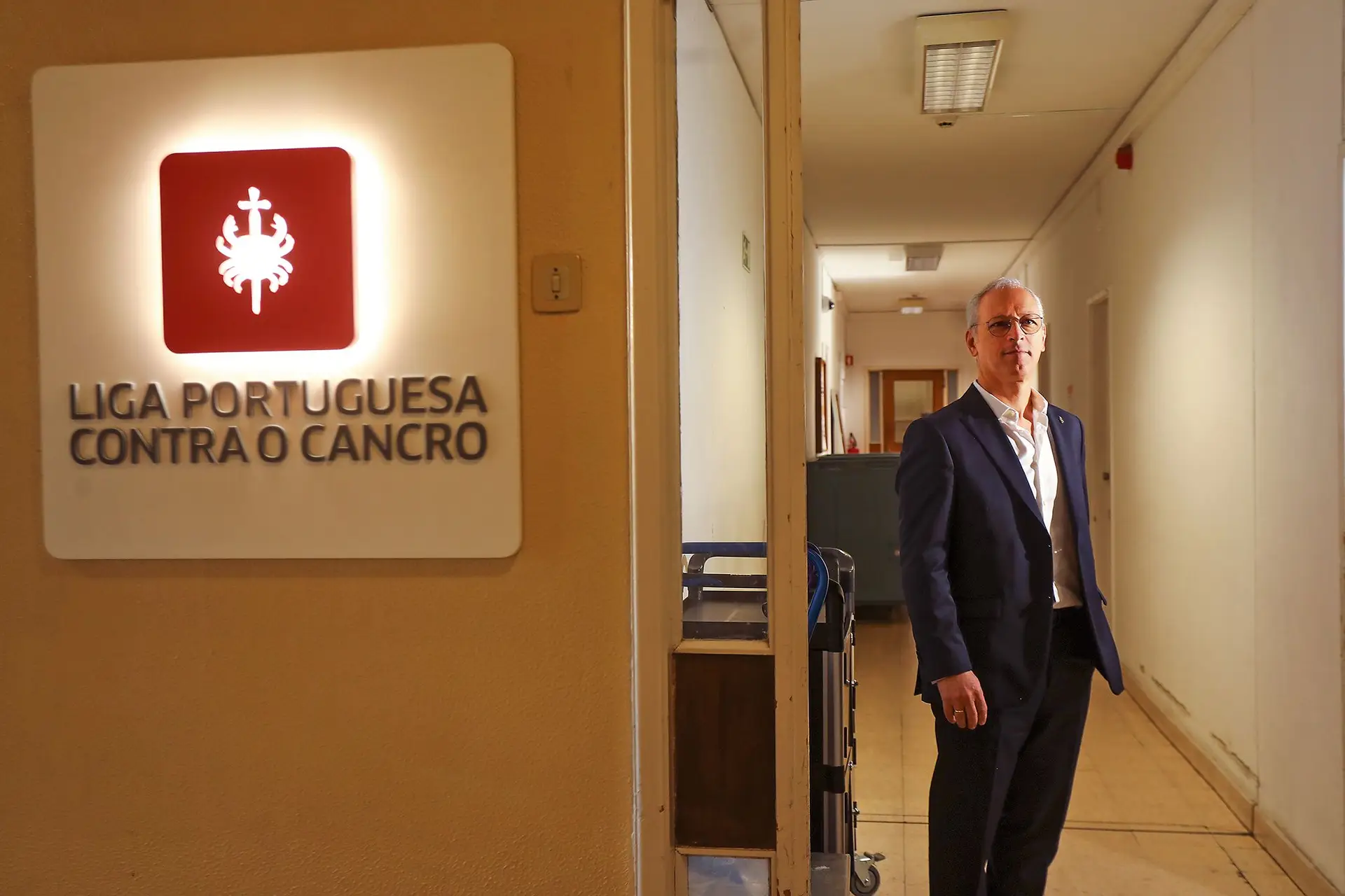 Francisco Cavaleiro de Ferreira na sede da Liga Portuguesa Contra o Cancro, em Lisboa