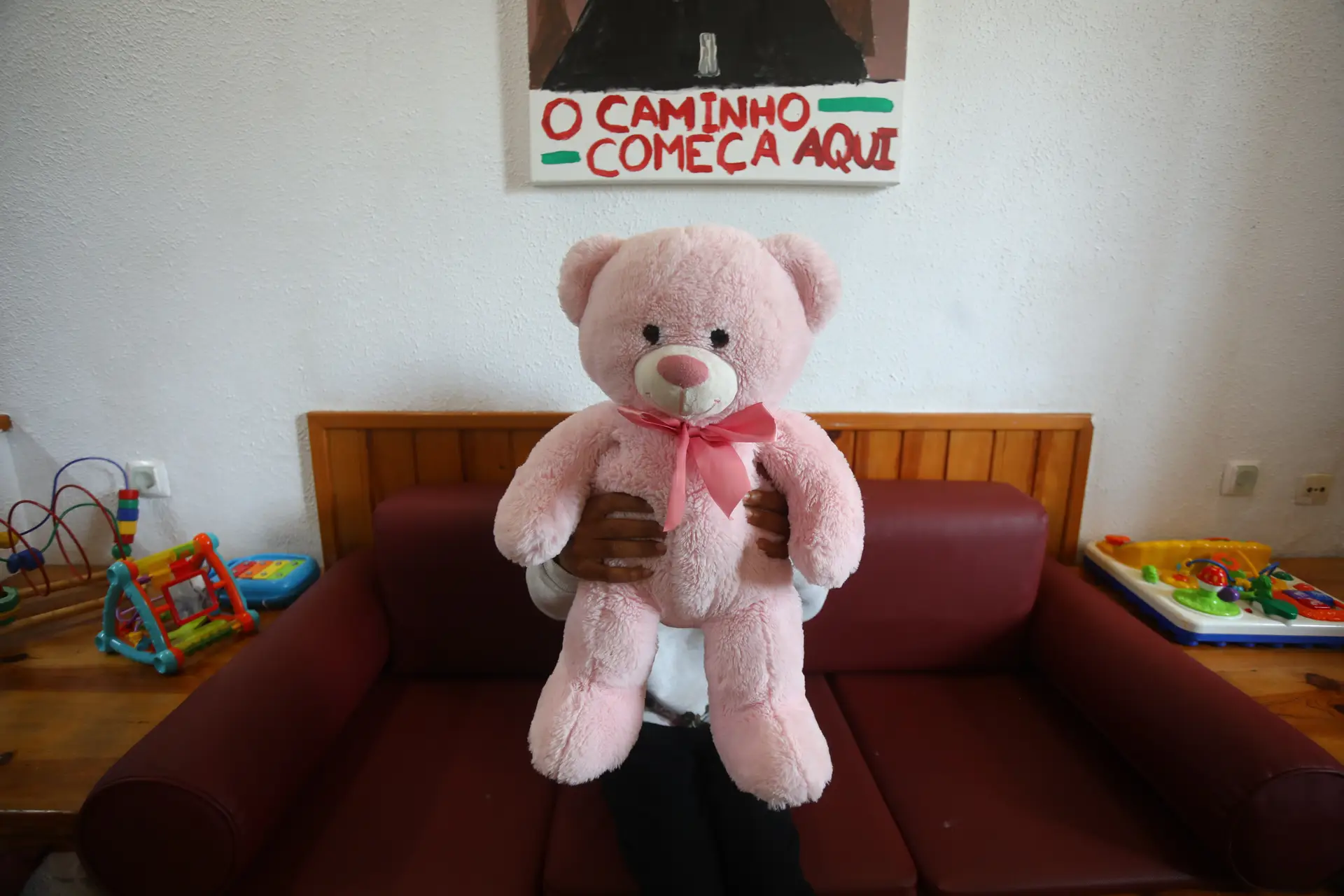 "Leão", de 10 anos, e o peluche "Fluffy". Vivem há seis meses na casa de acolhimento Novo Mundo, em Sintra